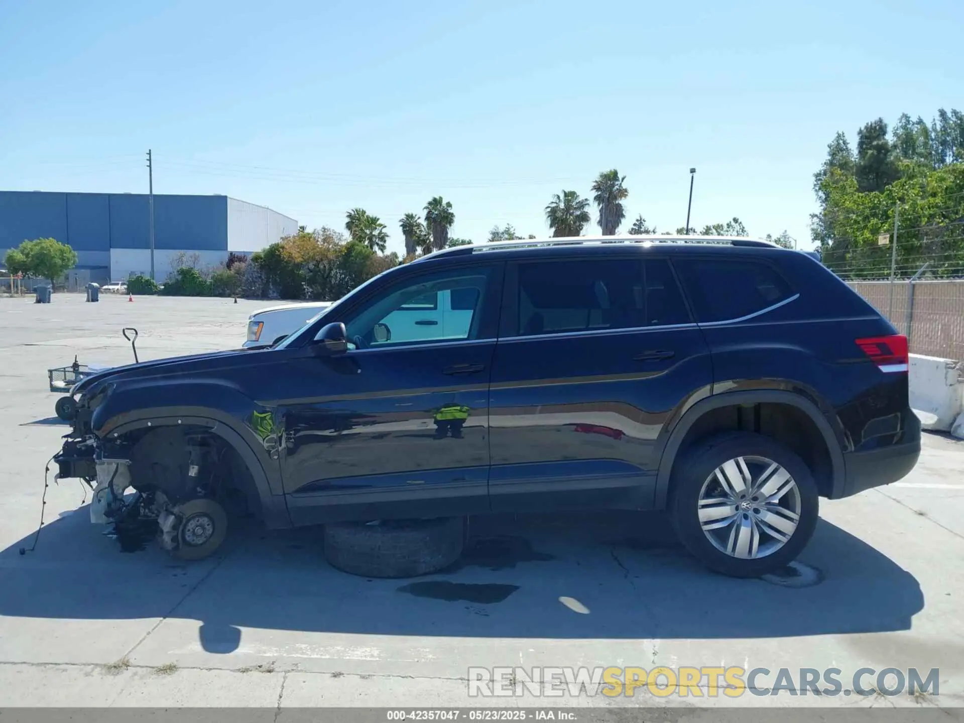 14 Photograph of a damaged car 1V2UR2CA2KC528291 VOLKSWAGEN ATLAS 2019
