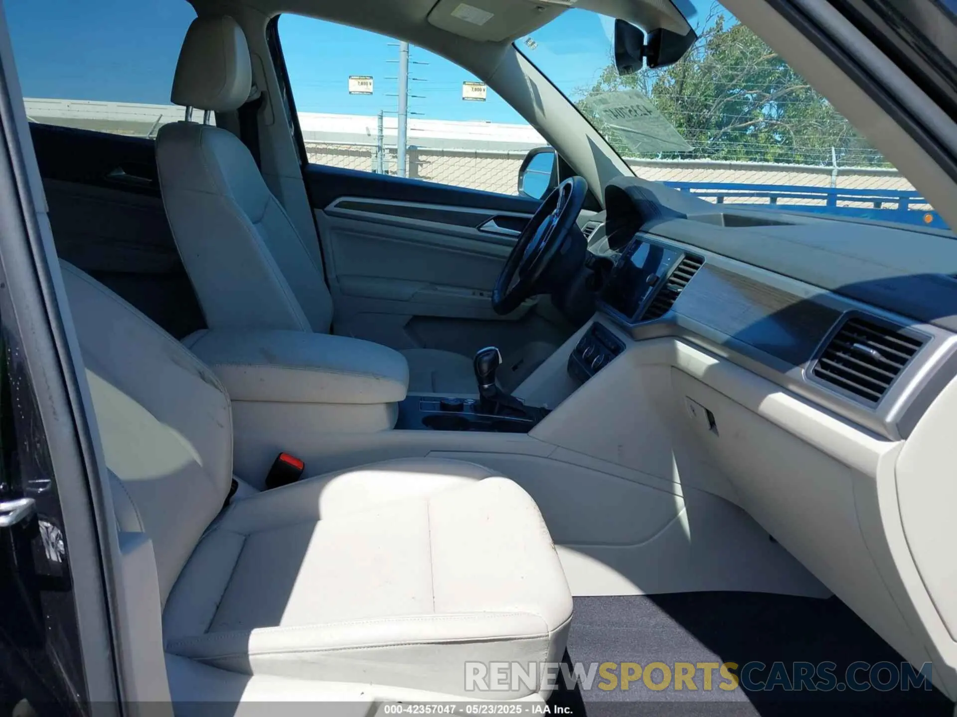 5 Photograph of a damaged car 1V2UR2CA2KC528291 VOLKSWAGEN ATLAS 2019