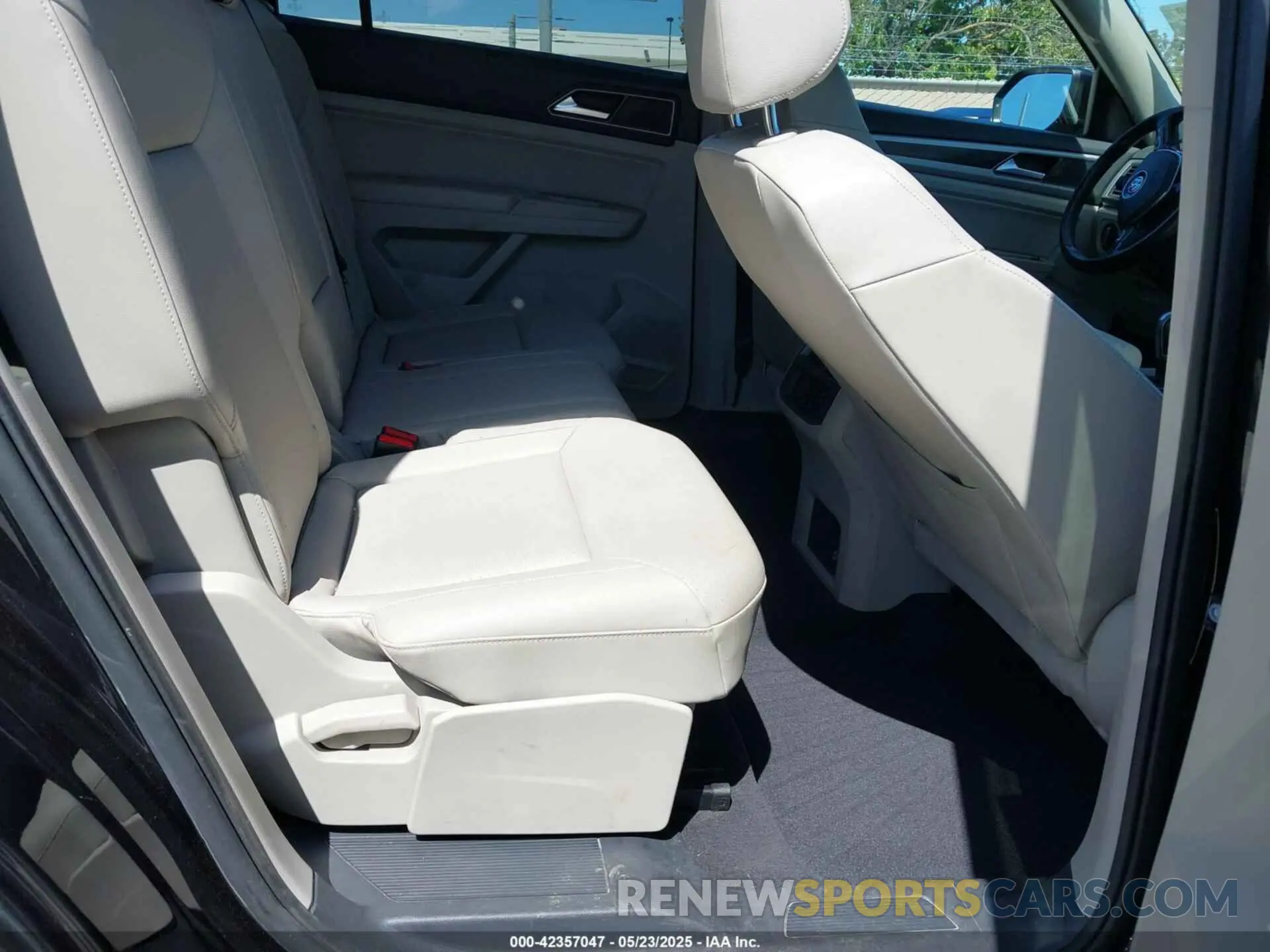 8 Photograph of a damaged car 1V2UR2CA2KC528291 VOLKSWAGEN ATLAS 2019