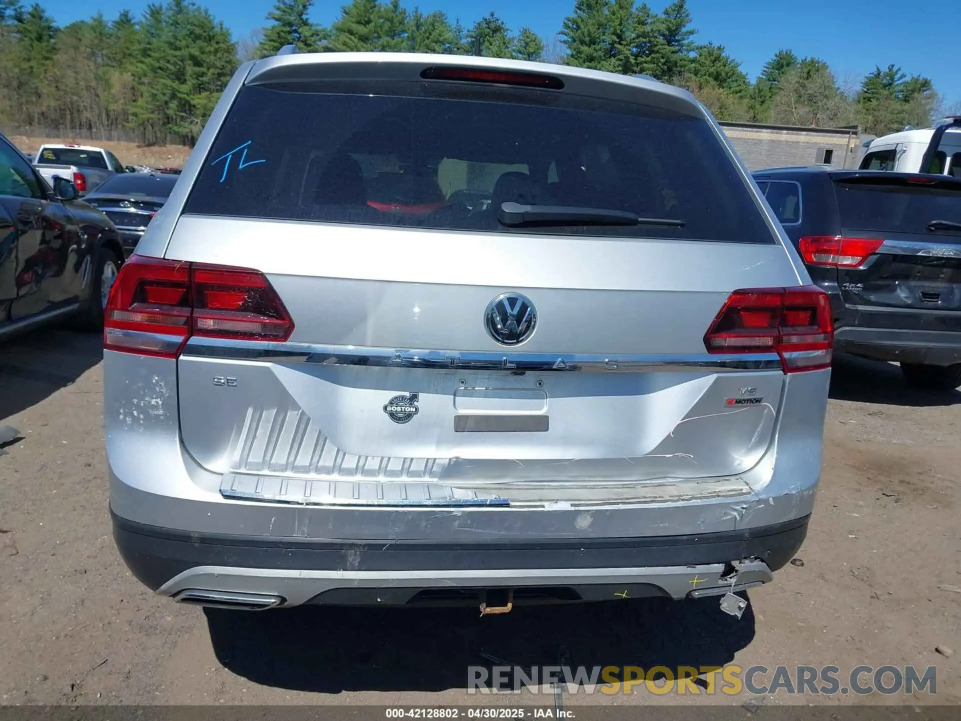 17 Photograph of a damaged car 1V2UR2CA2KC554552 VOLKSWAGEN ATLAS 2019