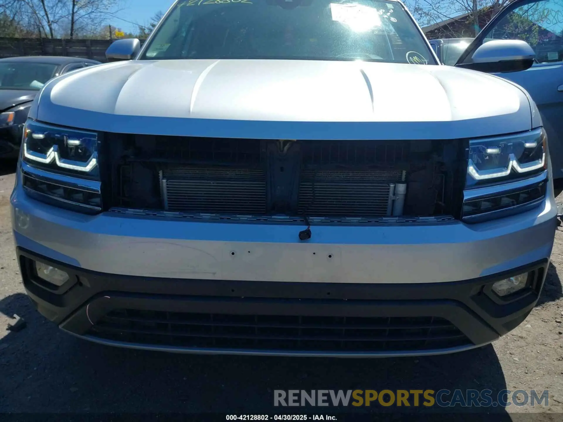 18 Photograph of a damaged car 1V2UR2CA2KC554552 VOLKSWAGEN ATLAS 2019