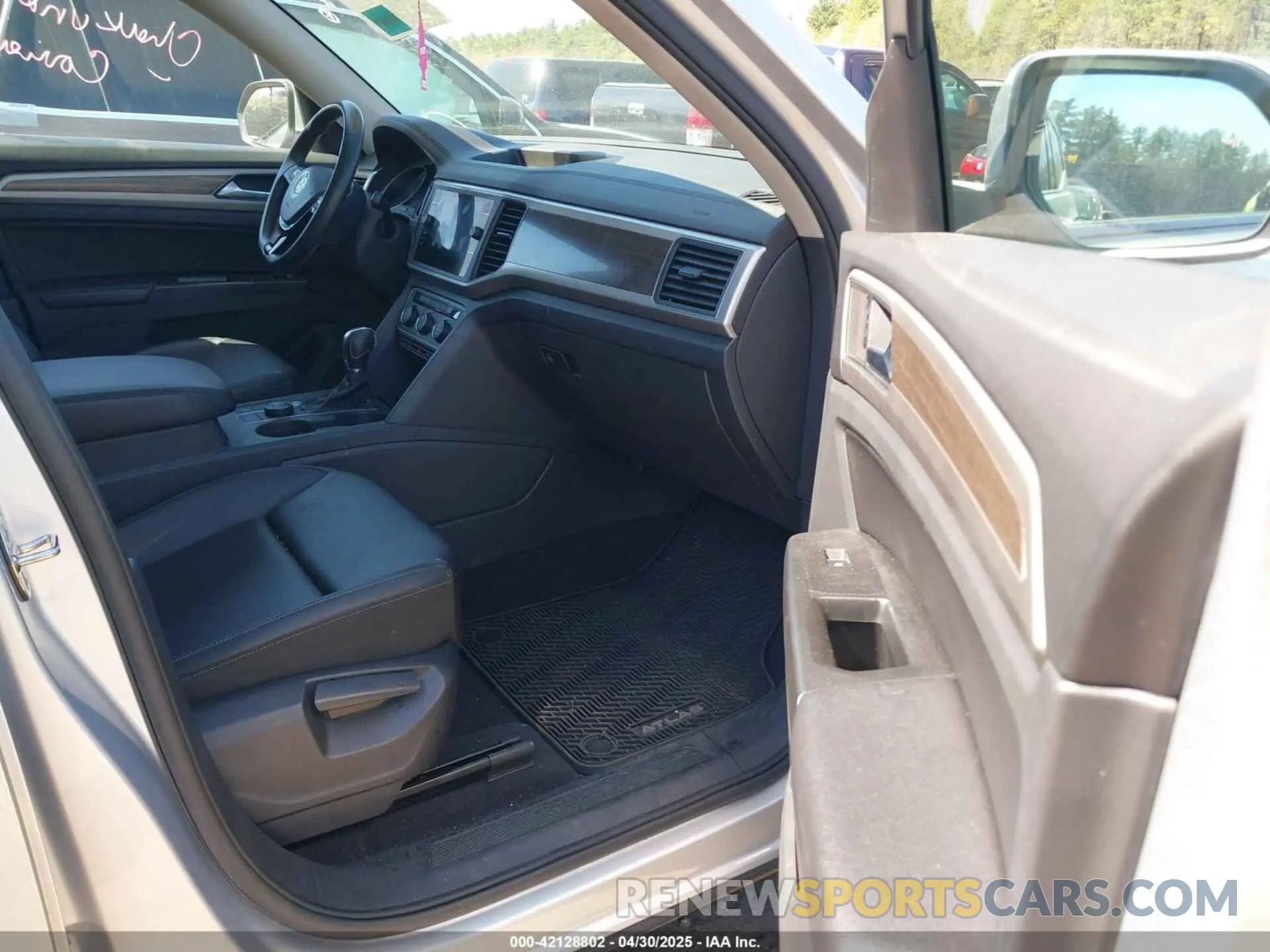 5 Photograph of a damaged car 1V2UR2CA2KC554552 VOLKSWAGEN ATLAS 2019