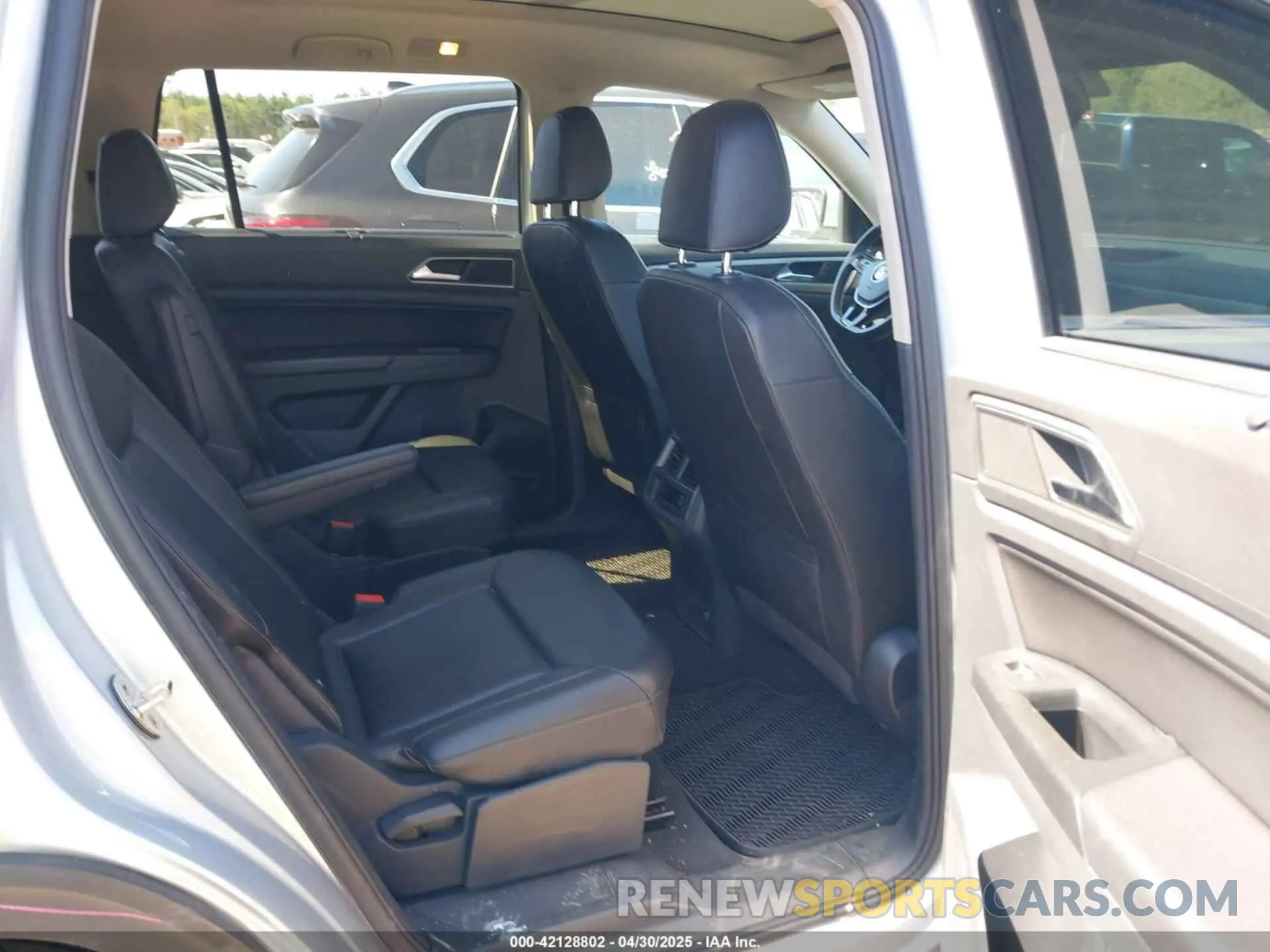 8 Photograph of a damaged car 1V2UR2CA2KC554552 VOLKSWAGEN ATLAS 2019