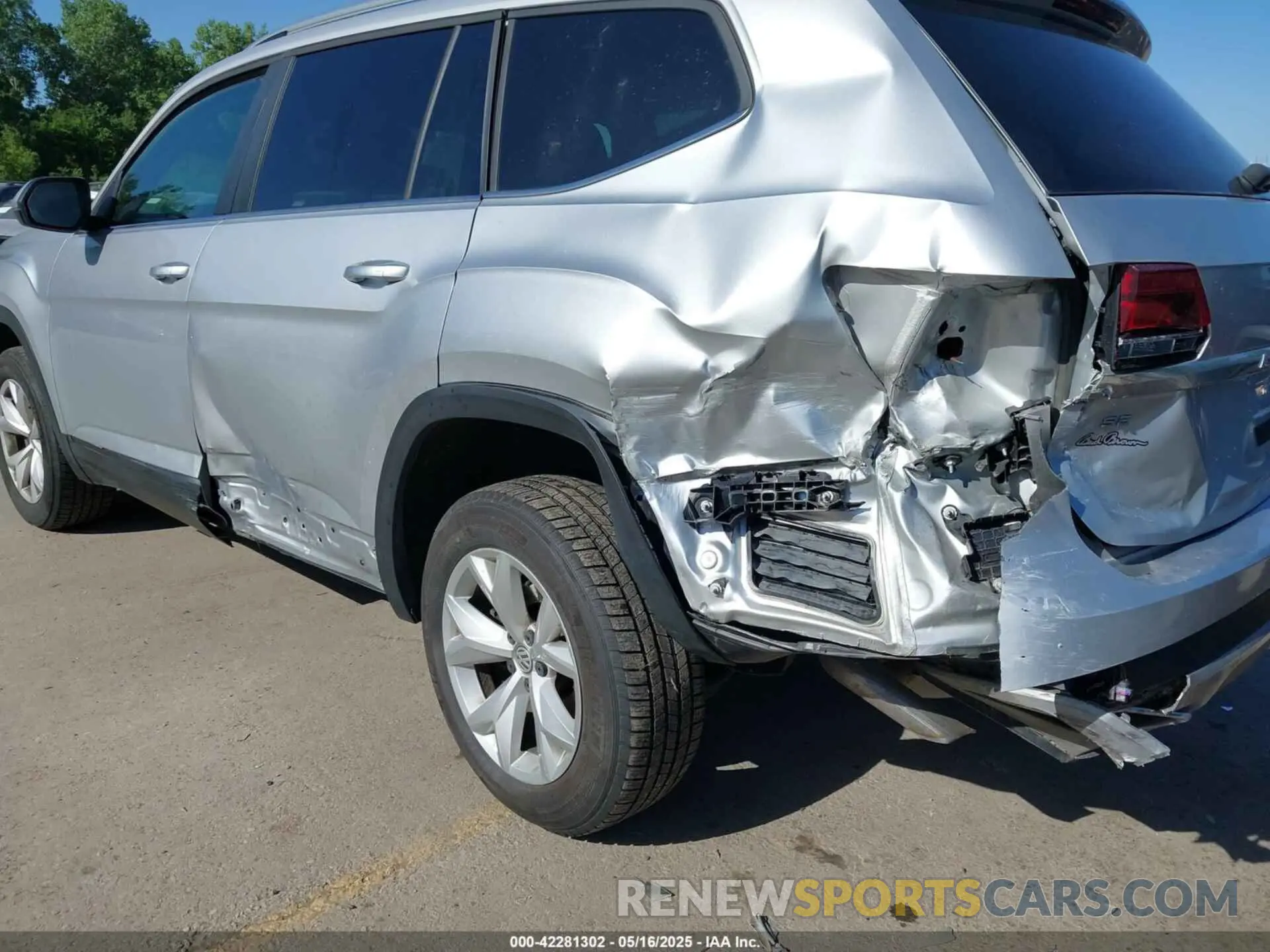 12 Photograph of a damaged car 1V2UR2CA2KC557449 VOLKSWAGEN ATLAS 2019
