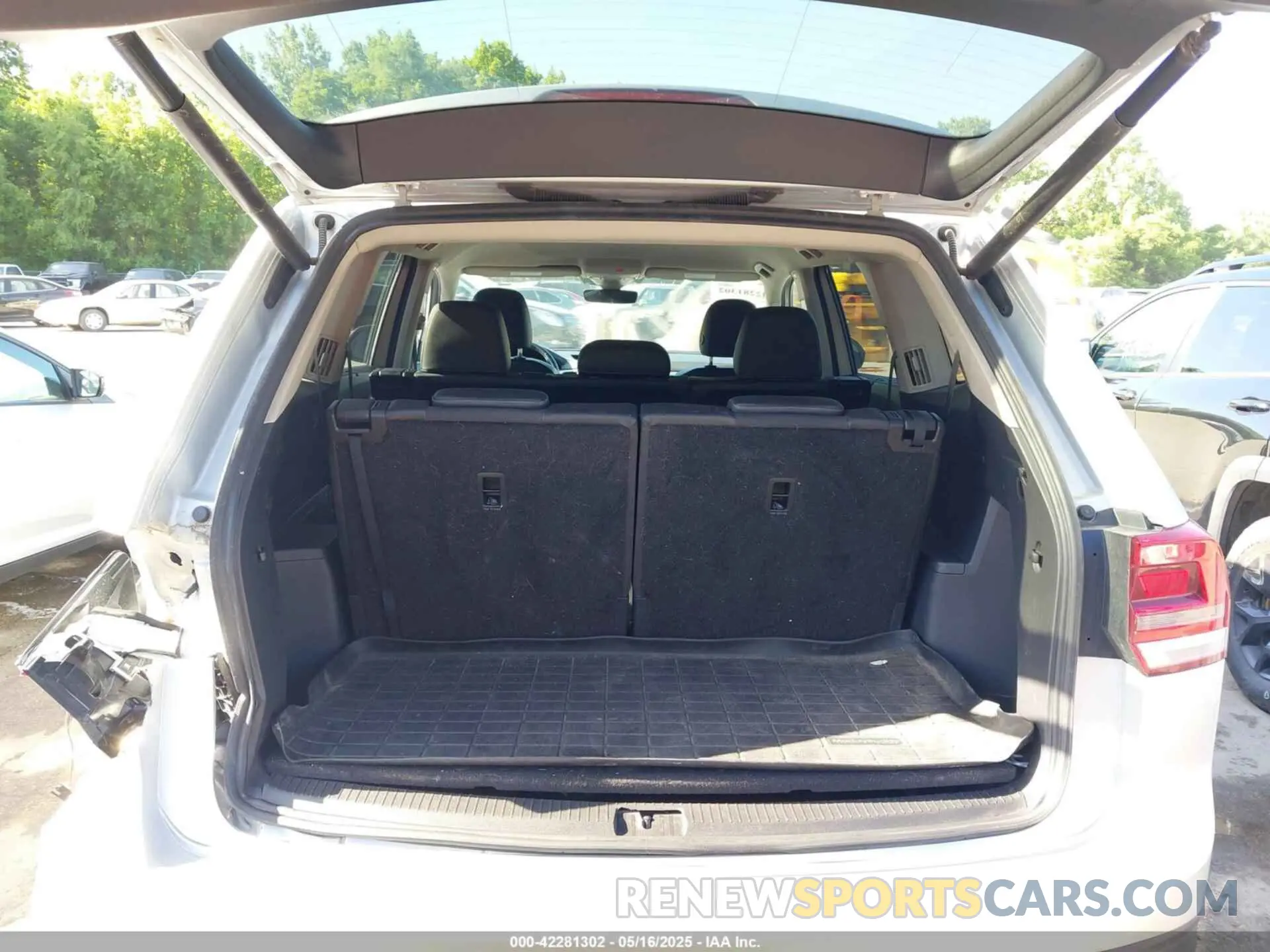 18 Photograph of a damaged car 1V2UR2CA2KC557449 VOLKSWAGEN ATLAS 2019