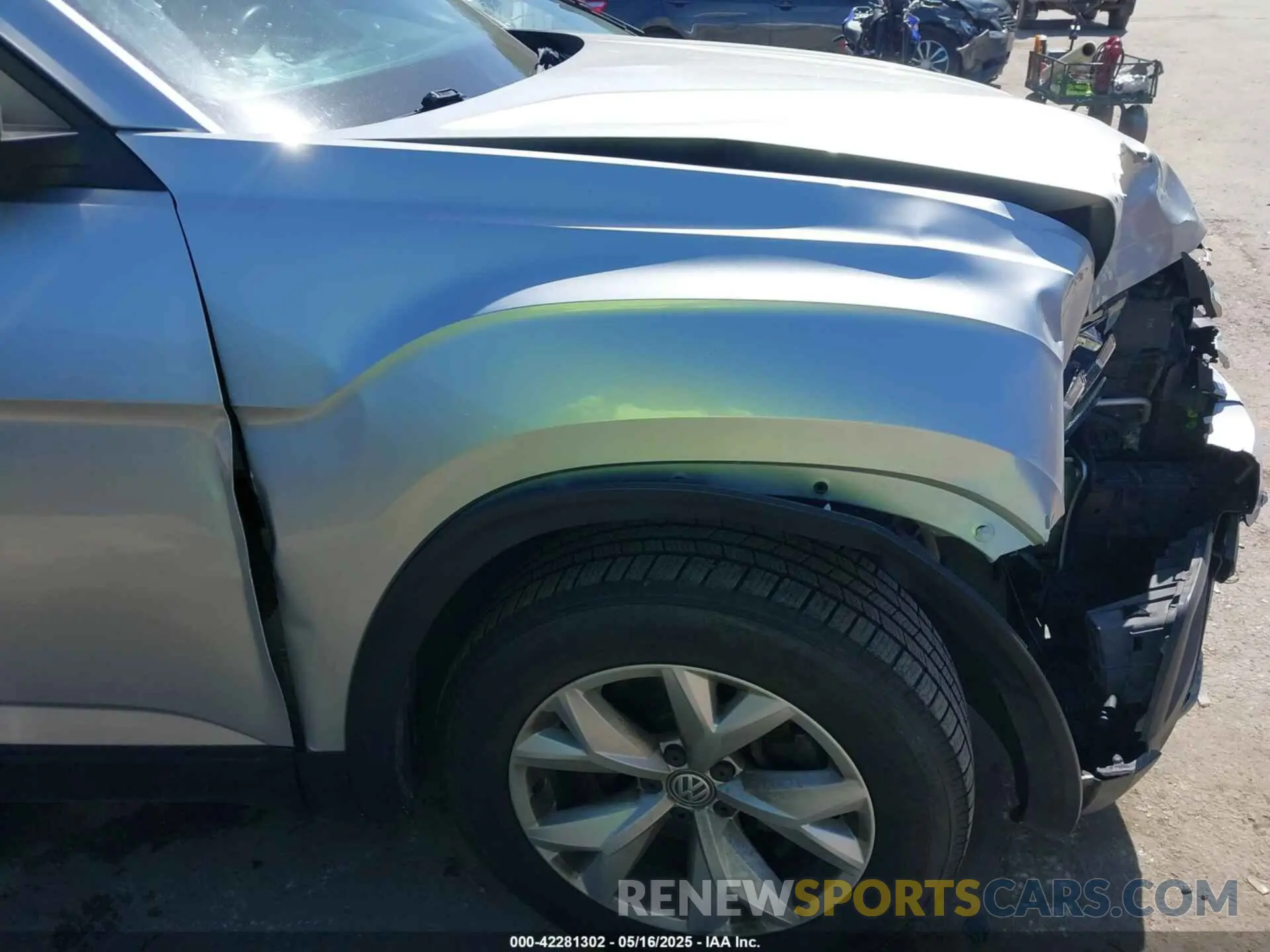 19 Photograph of a damaged car 1V2UR2CA2KC557449 VOLKSWAGEN ATLAS 2019
