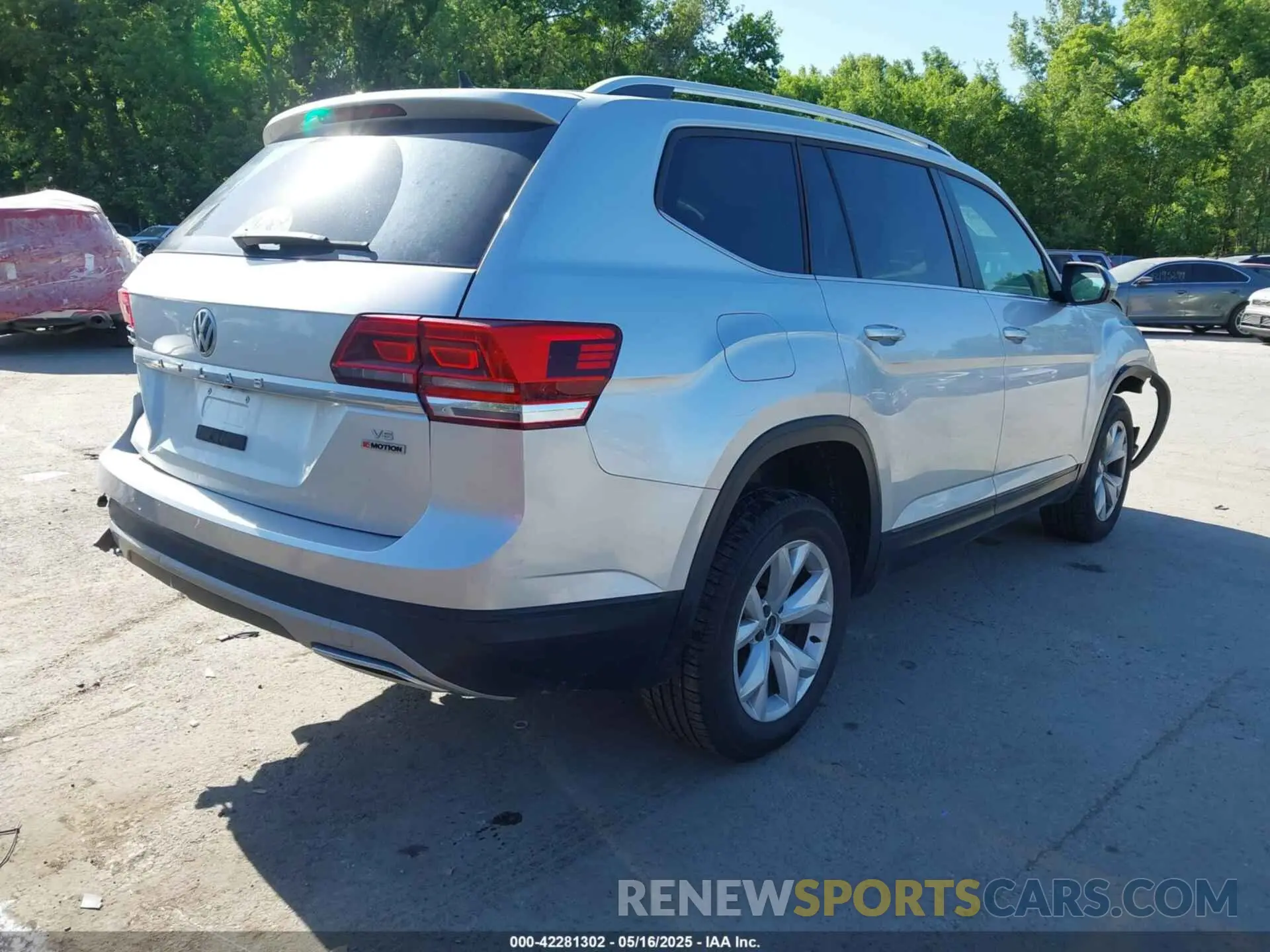 4 Photograph of a damaged car 1V2UR2CA2KC557449 VOLKSWAGEN ATLAS 2019
