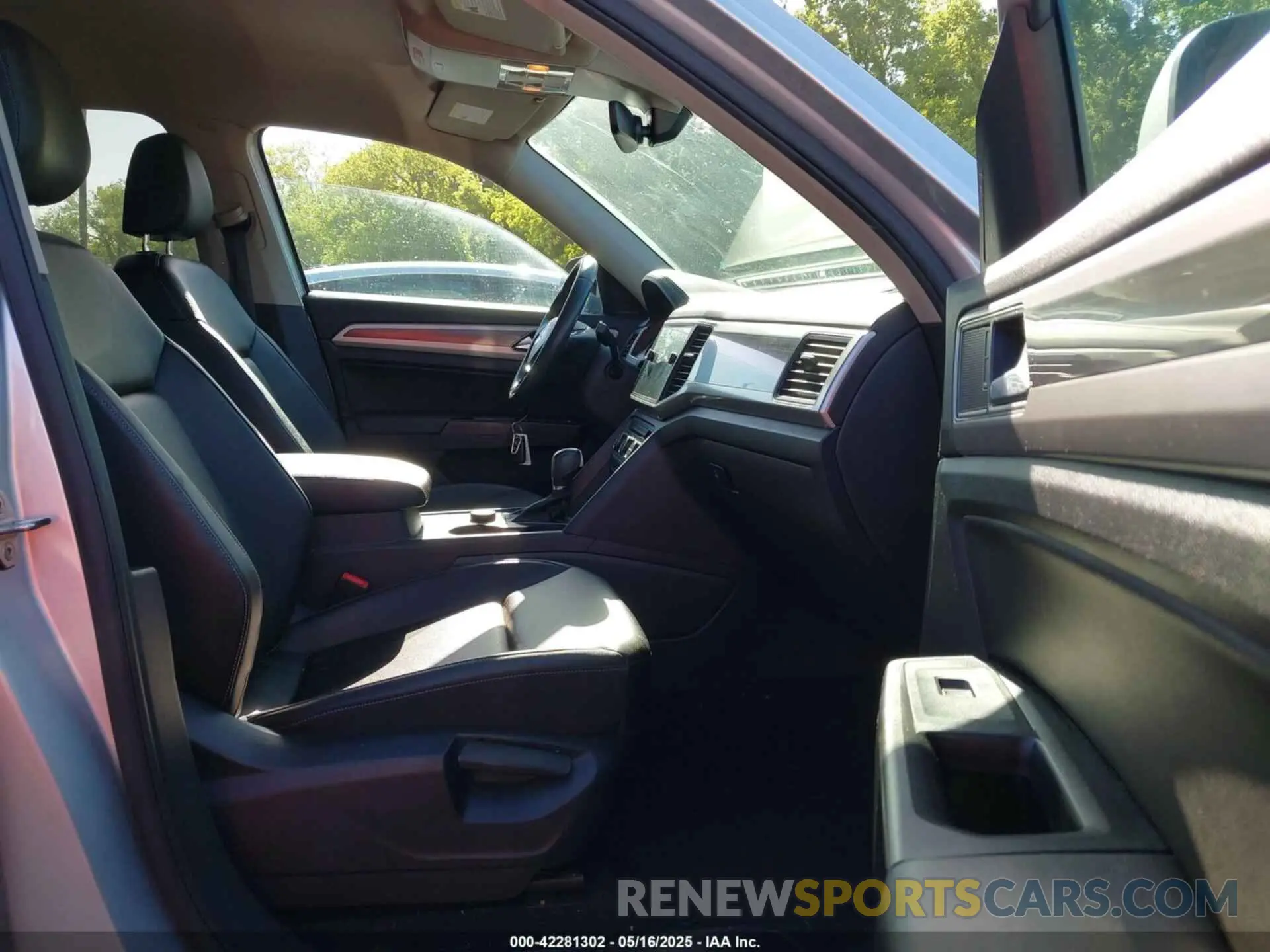 5 Photograph of a damaged car 1V2UR2CA2KC557449 VOLKSWAGEN ATLAS 2019