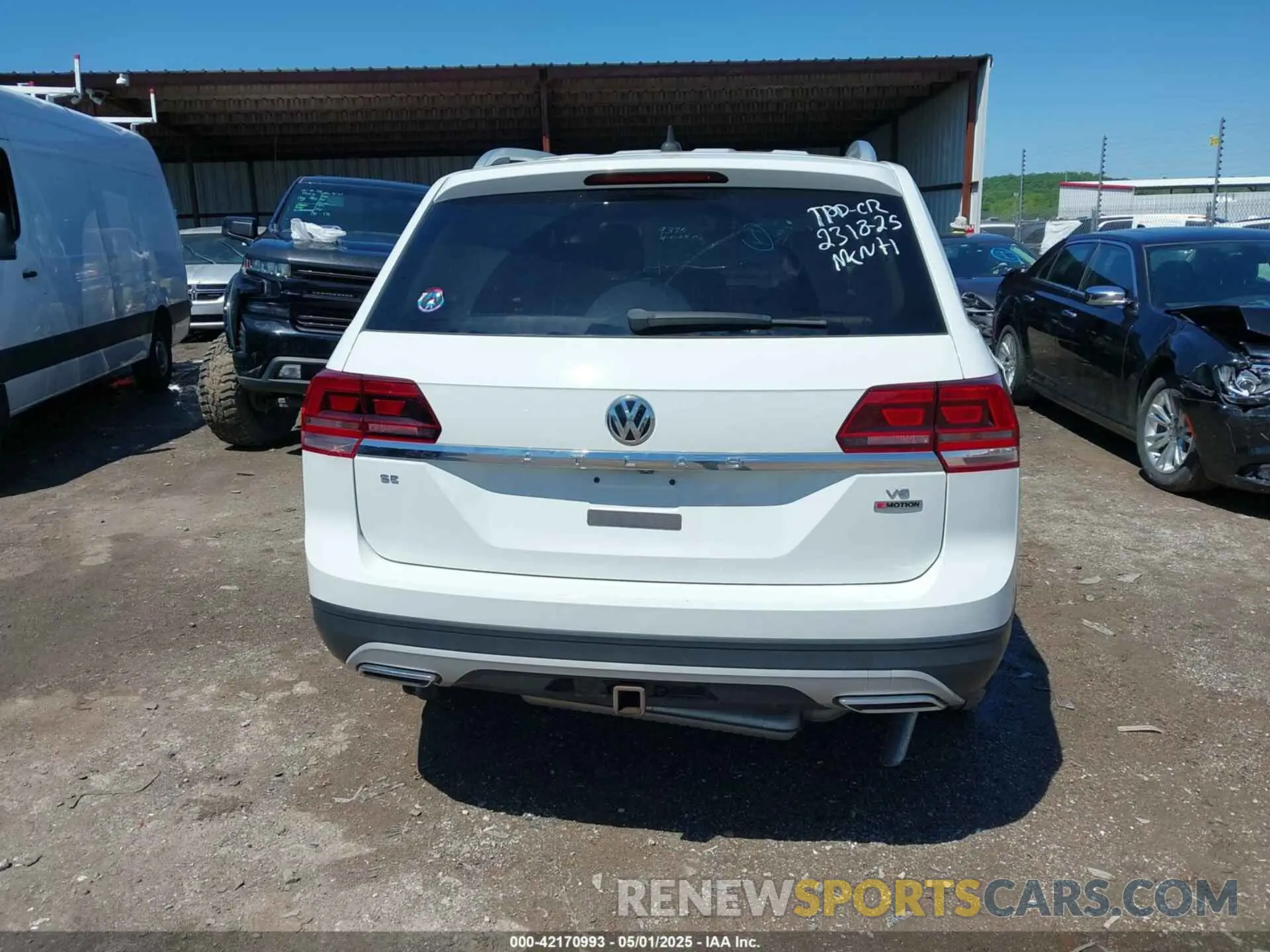 17 Photograph of a damaged car 1V2UR2CA2KC590287 VOLKSWAGEN ATLAS 2019