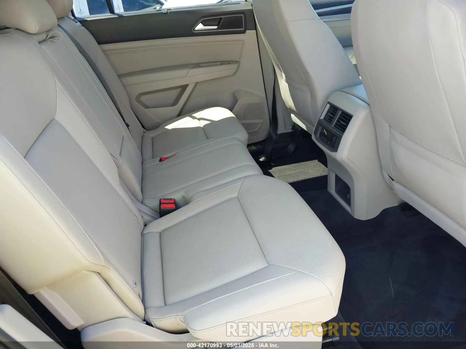8 Photograph of a damaged car 1V2UR2CA2KC590287 VOLKSWAGEN ATLAS 2019