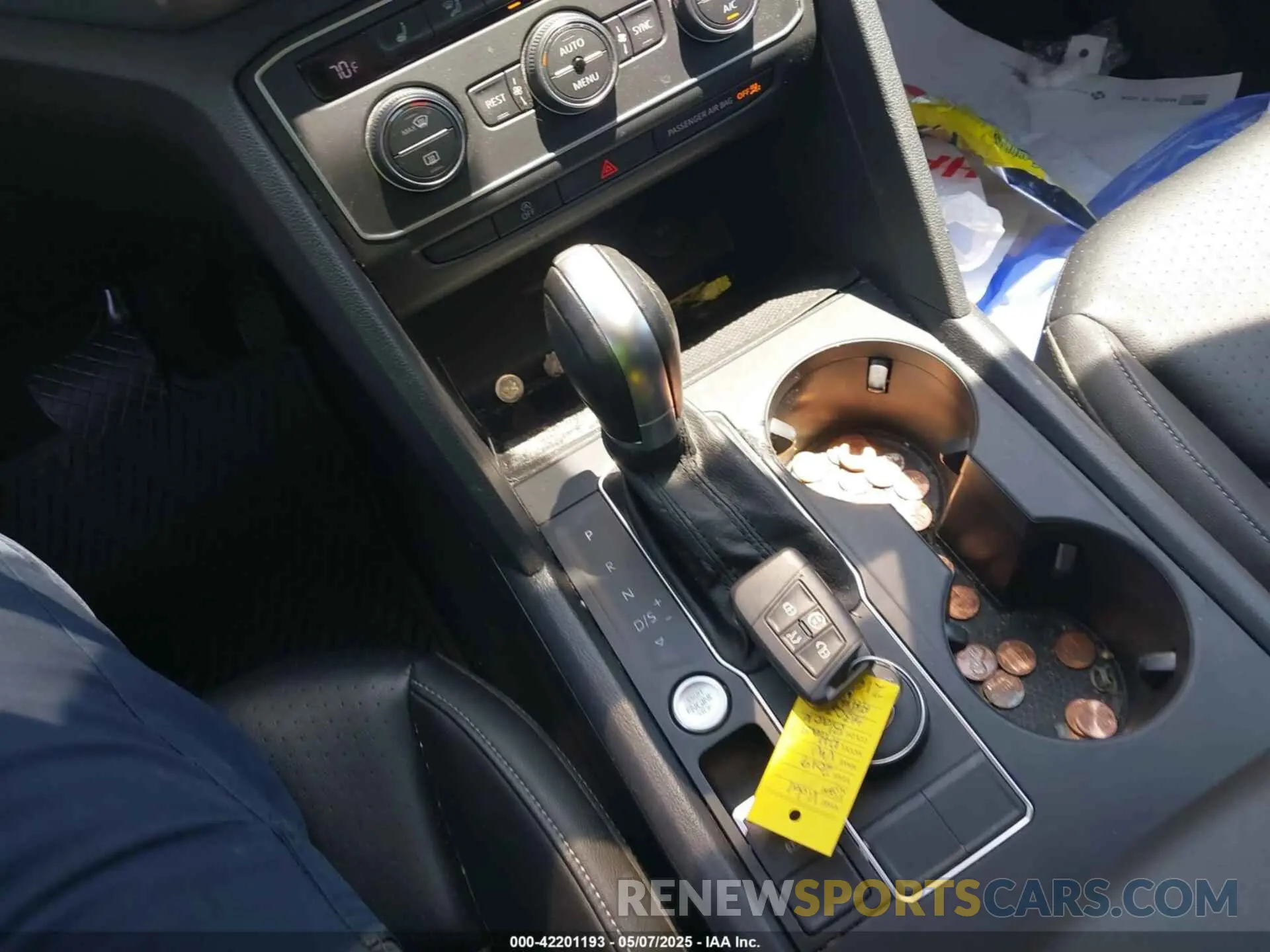 11 Photograph of a damaged car 1V2UR2CA3KC613656 VOLKSWAGEN ATLAS 2019