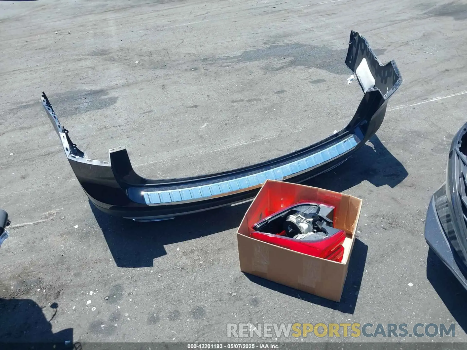 12 Photograph of a damaged car 1V2UR2CA3KC613656 VOLKSWAGEN ATLAS 2019