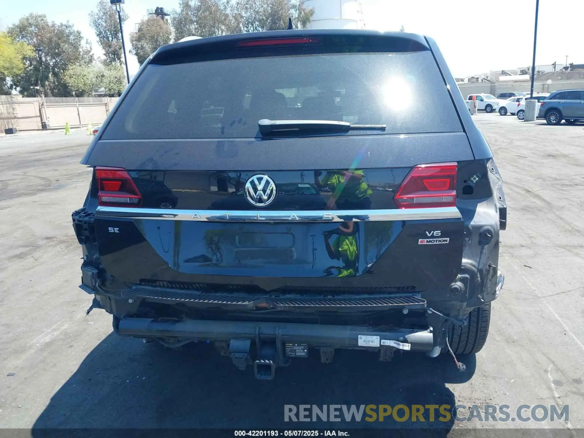 17 Photograph of a damaged car 1V2UR2CA3KC613656 VOLKSWAGEN ATLAS 2019