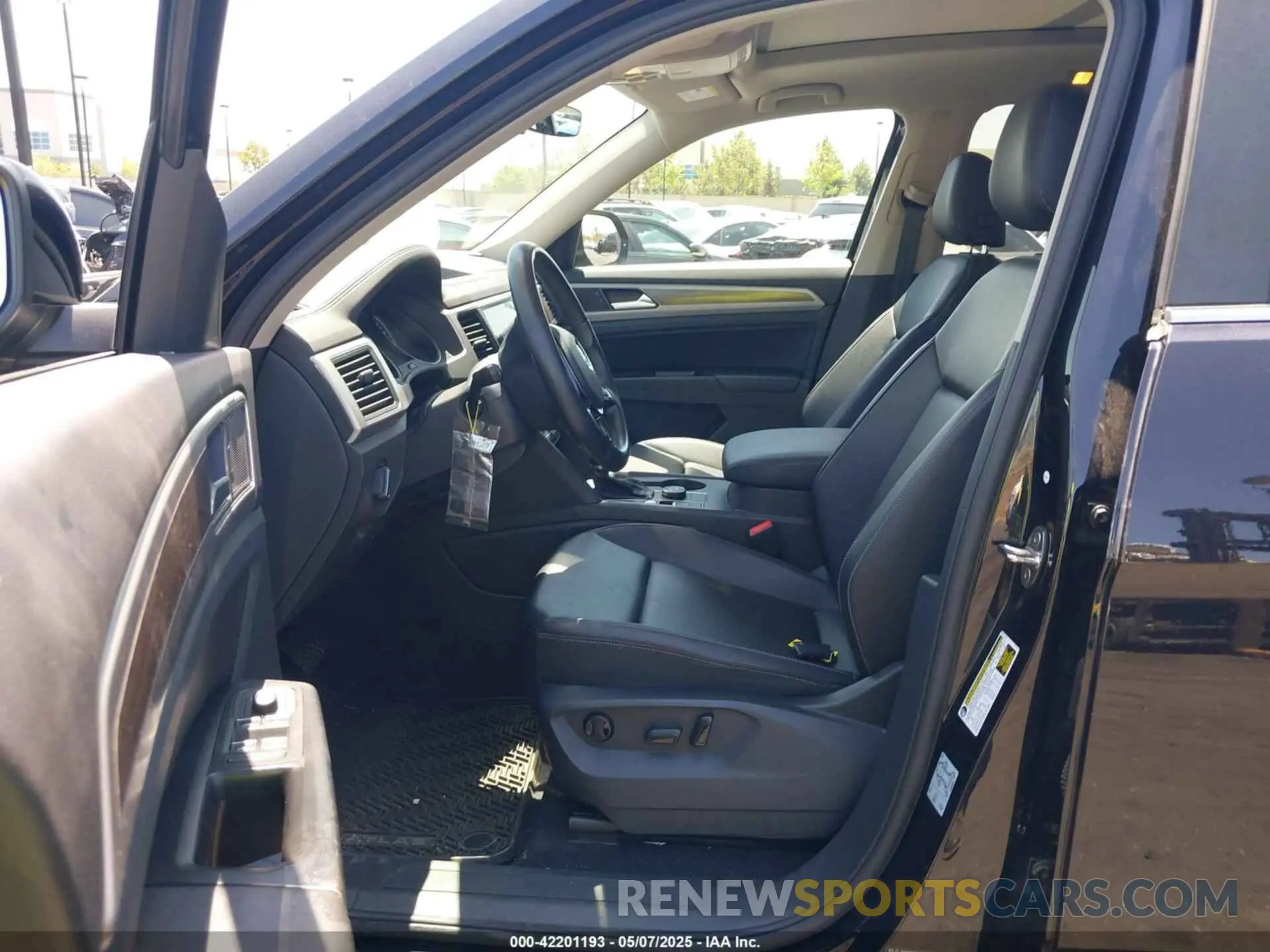 5 Photograph of a damaged car 1V2UR2CA3KC613656 VOLKSWAGEN ATLAS 2019