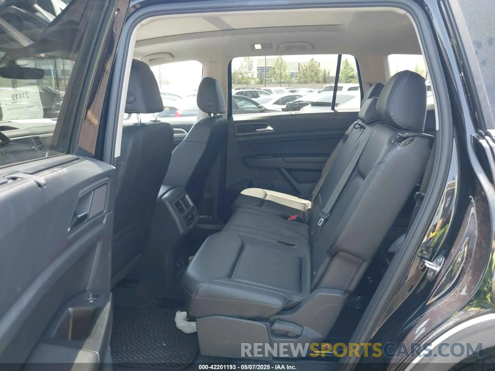 8 Photograph of a damaged car 1V2UR2CA3KC613656 VOLKSWAGEN ATLAS 2019