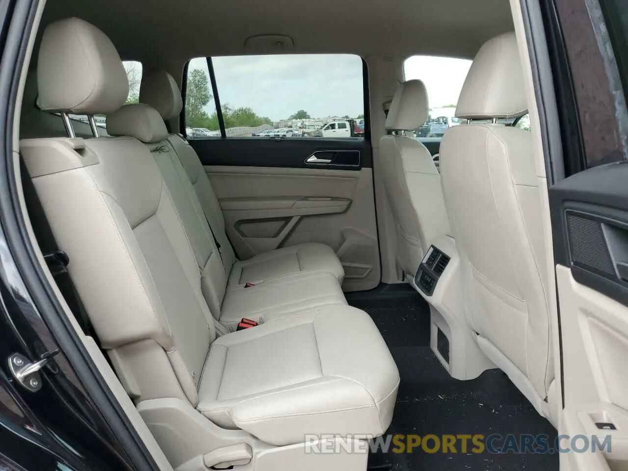 11 Photograph of a damaged car 1V2UR2CA4KC522363 VOLKSWAGEN ATLAS 2019