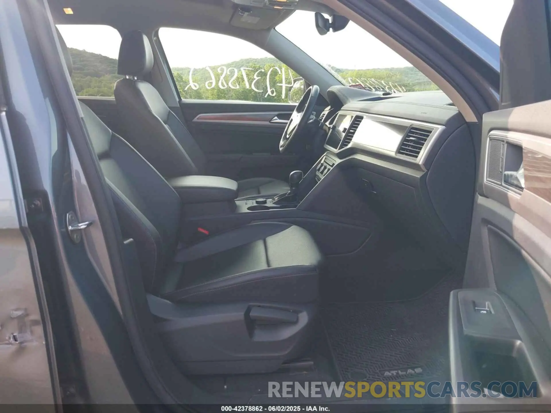 5 Photograph of a damaged car 1V2UR2CA4KC597211 VOLKSWAGEN ATLAS 2019