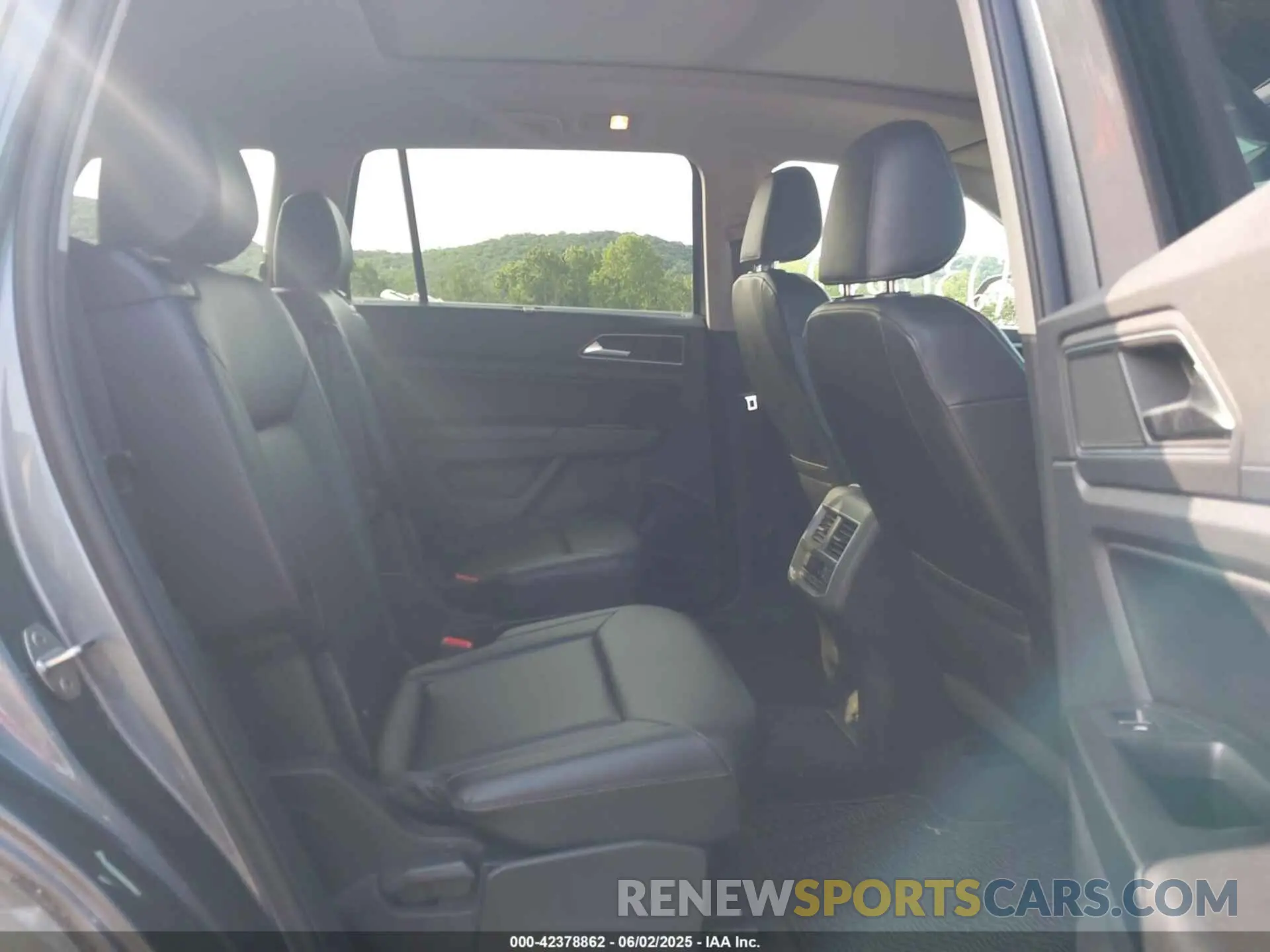 8 Photograph of a damaged car 1V2UR2CA4KC597211 VOLKSWAGEN ATLAS 2019