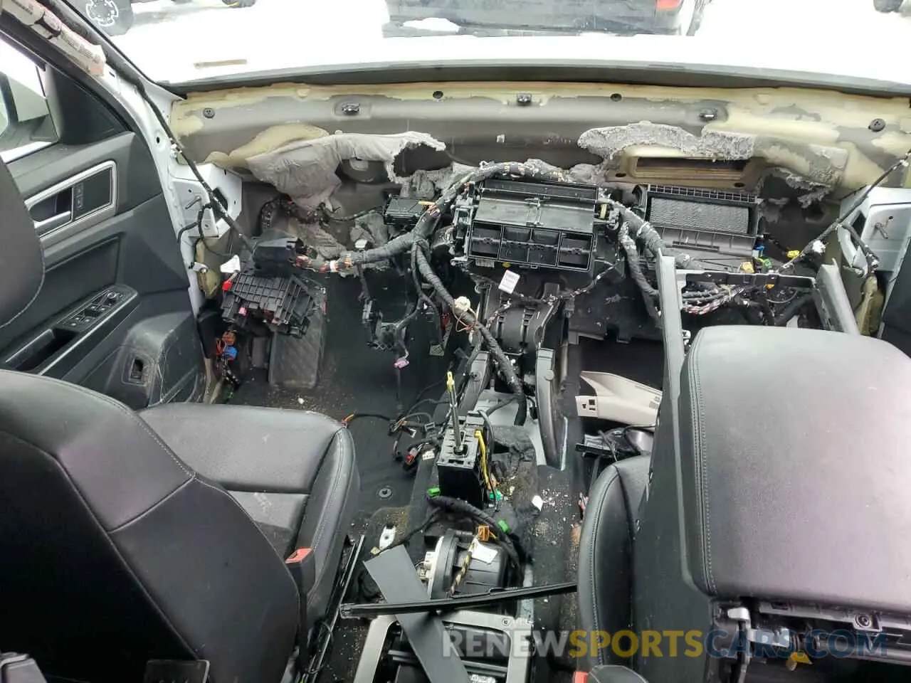 8 Photograph of a damaged car 1V2UR2CA5KC530987 VOLKSWAGEN ATLAS 2019