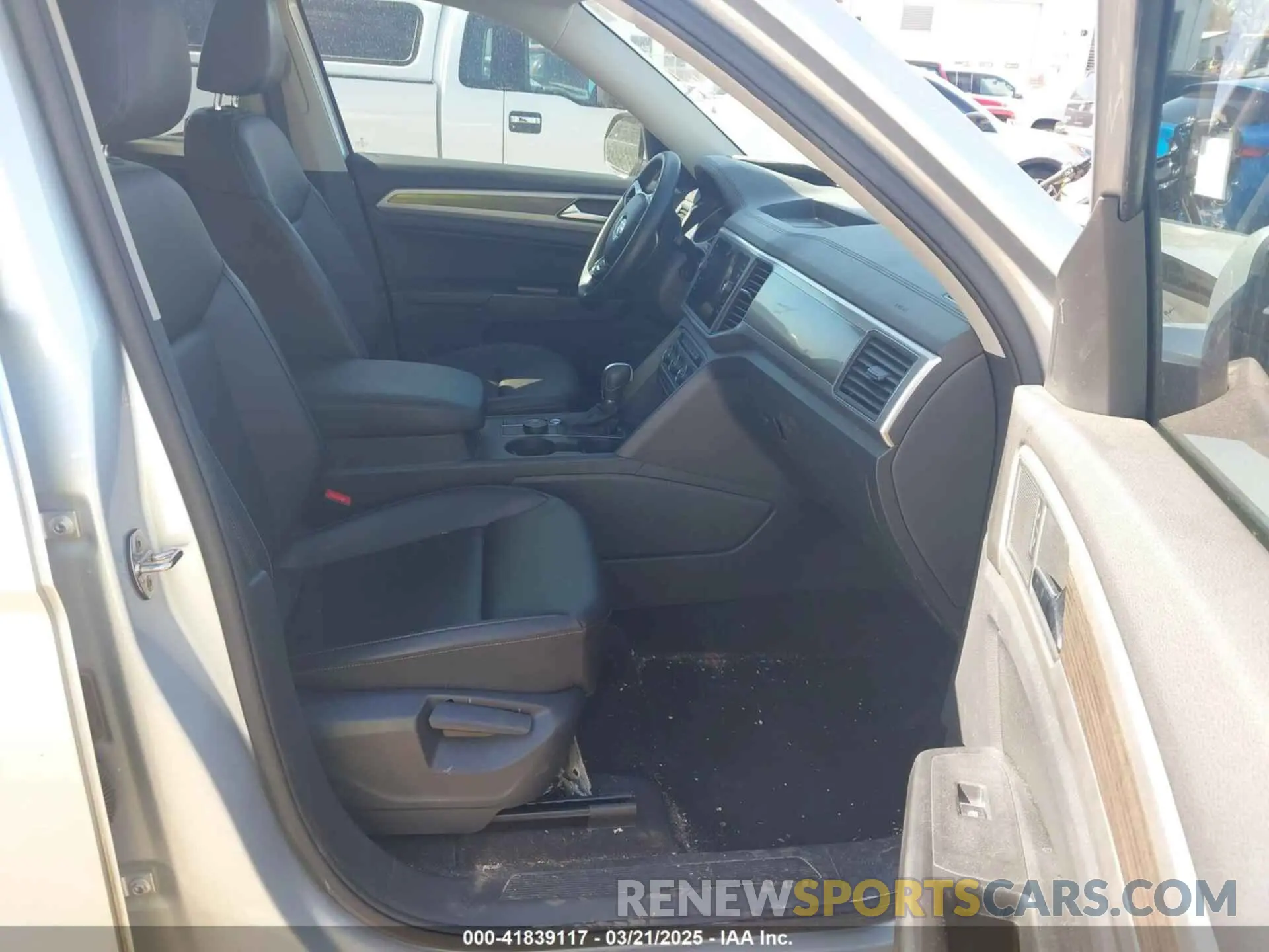 5 Photograph of a damaged car 1V2UR2CA6KC519836 VOLKSWAGEN ATLAS 2019