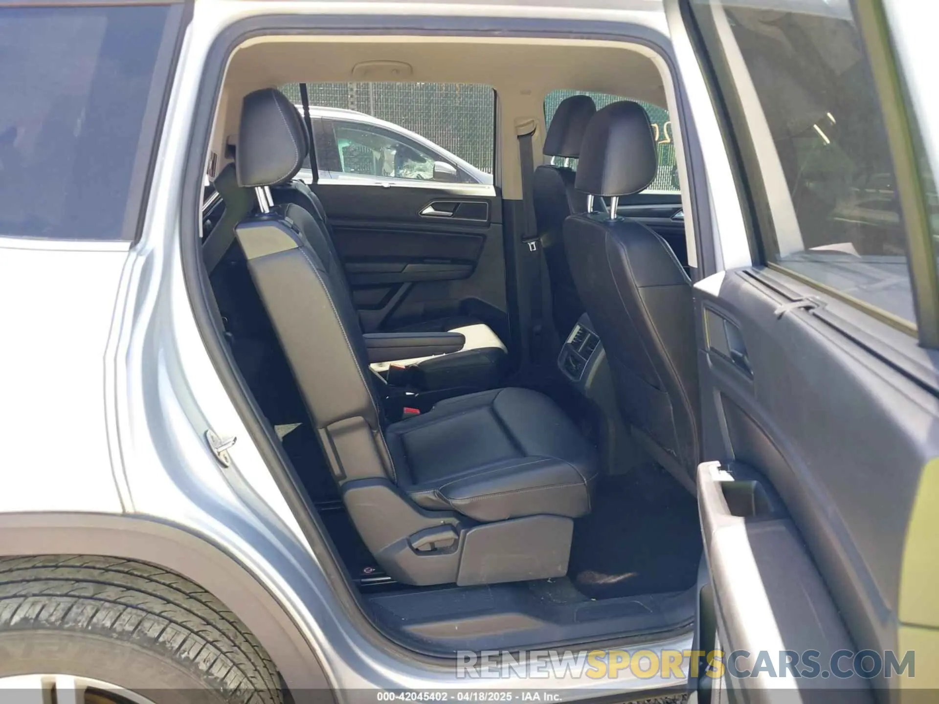8 Photograph of a damaged car 1V2UR2CA7KC528108 VOLKSWAGEN ATLAS 2019