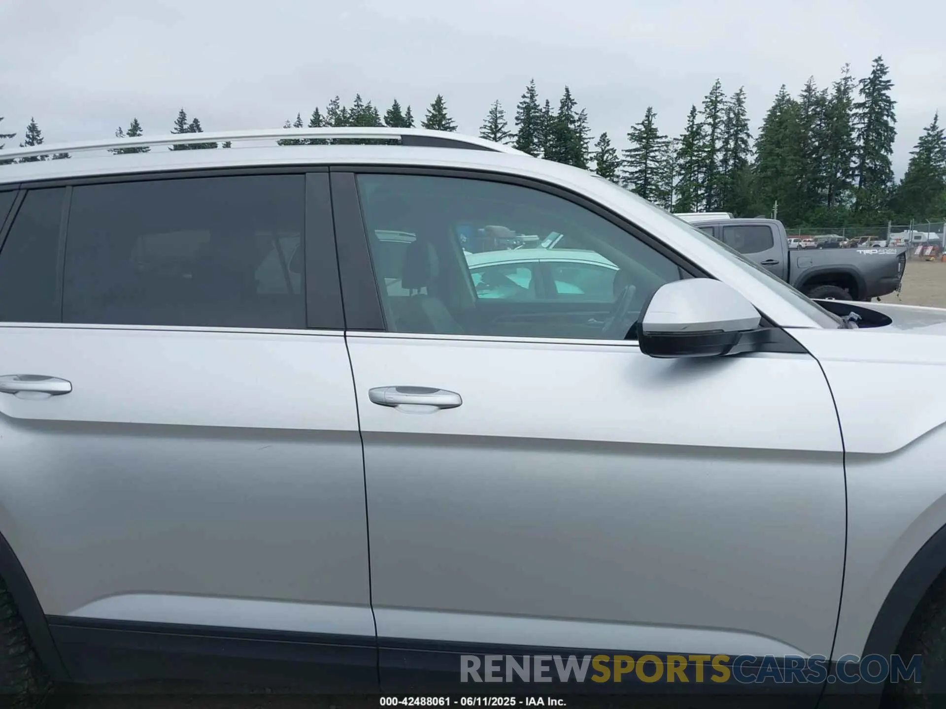 13 Photograph of a damaged car 1V2UR2CA7KC559844 VOLKSWAGEN ATLAS 2019