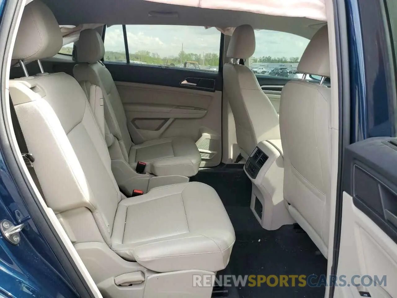 11 Photograph of a damaged car 1V2UR2CA8KC545189 VOLKSWAGEN ATLAS 2019