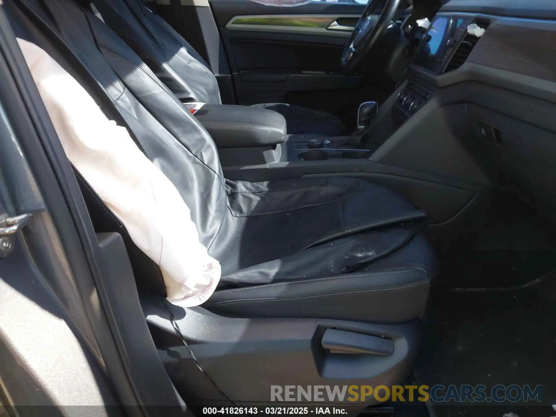 5 Photograph of a damaged car 1V2UR2CA9KC556024 VOLKSWAGEN ATLAS 2019