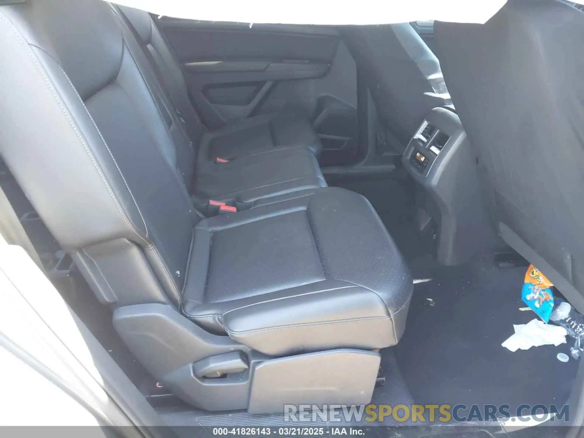 8 Photograph of a damaged car 1V2UR2CA9KC556024 VOLKSWAGEN ATLAS 2019