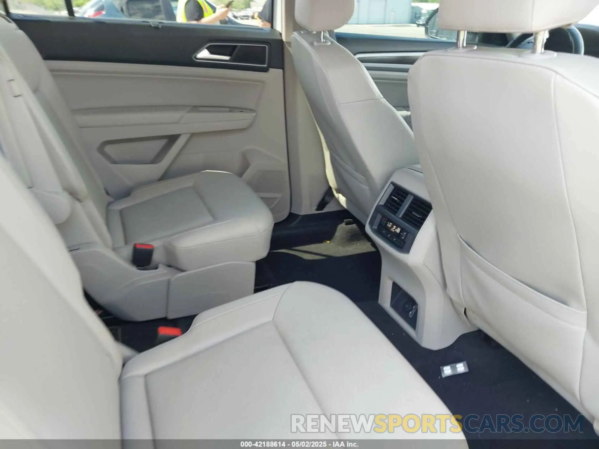 8 Photograph of a damaged car 1V2UR2CAXKC539779 VOLKSWAGEN ATLAS 2019