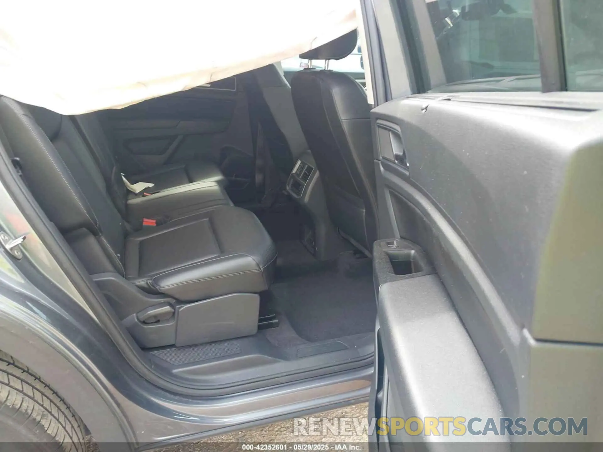 8 Photograph of a damaged car 1V2WP2CA1KC591364 VOLKSWAGEN ATLAS 2019
