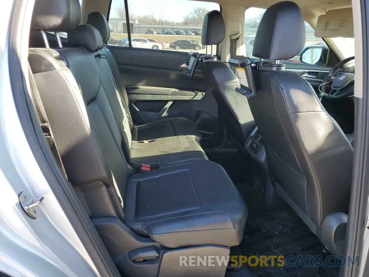 11 Photograph of a damaged car 1V2WP2CA4KC570167 VOLKSWAGEN ATLAS 2019