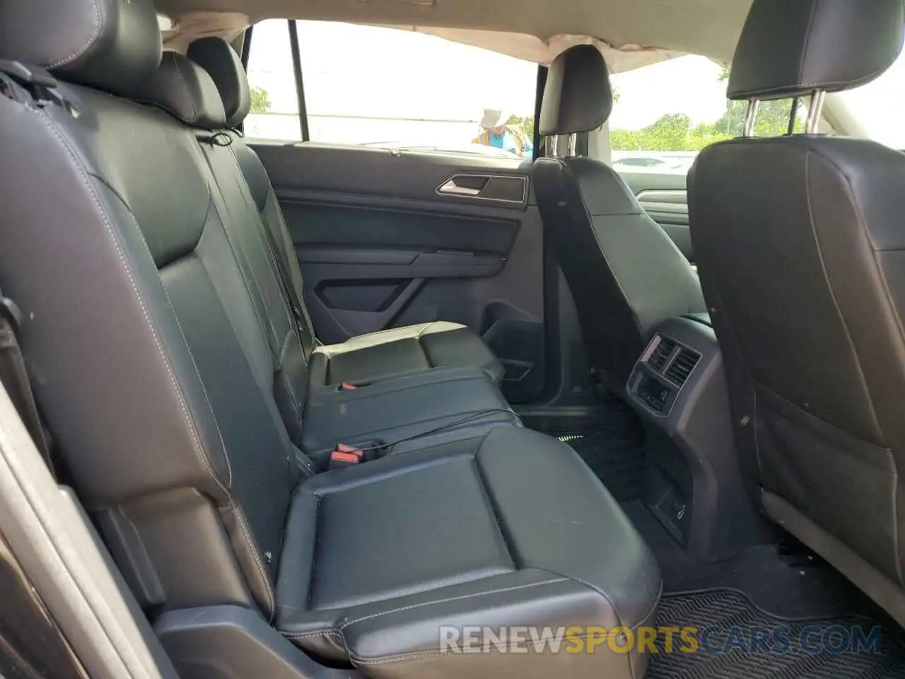 11 Photograph of a damaged car 1V2WR2CA0KC546619 VOLKSWAGEN ATLAS 2019