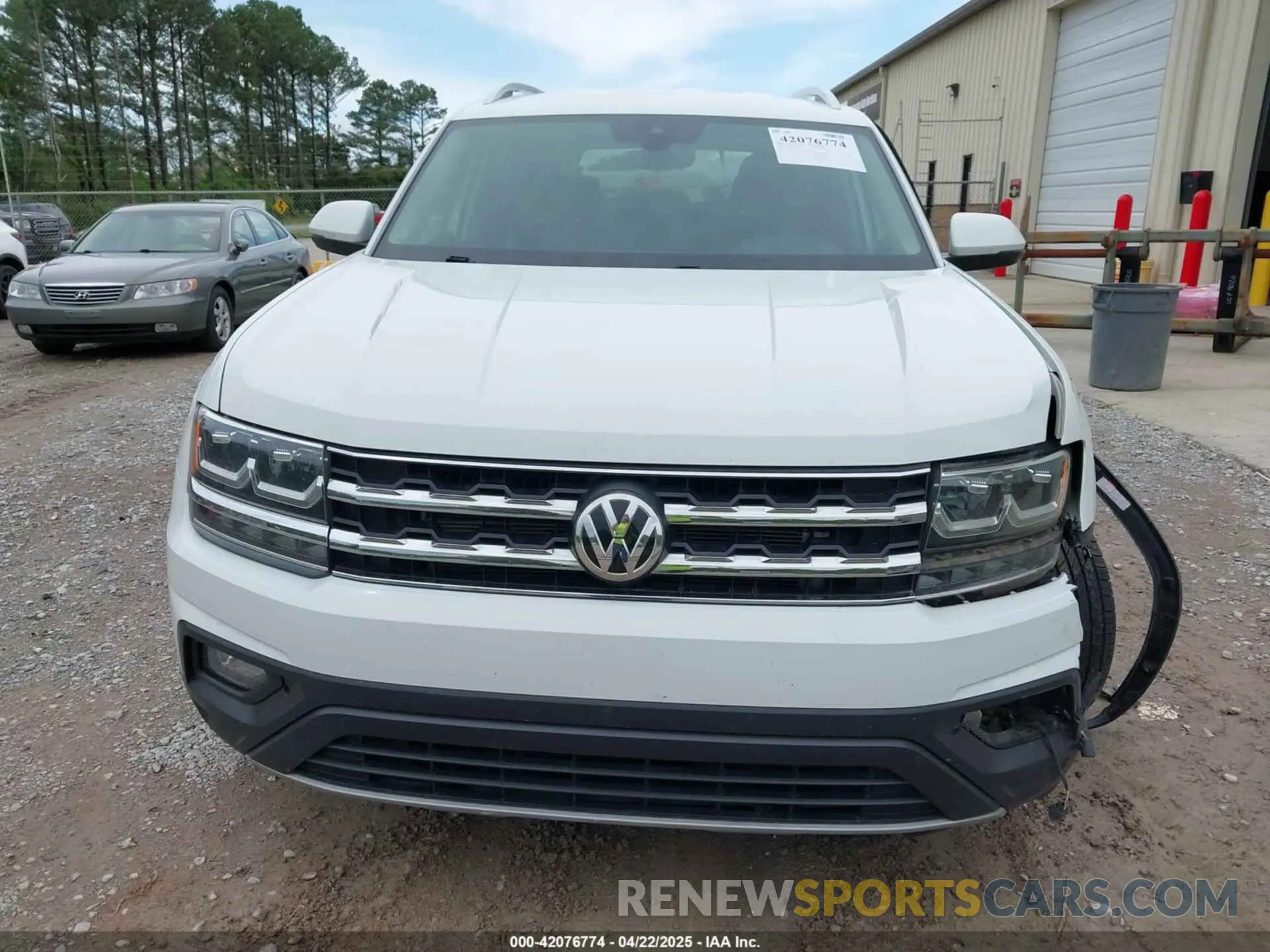 11 Photograph of a damaged car 1V2WR2CA2KC545696 VOLKSWAGEN ATLAS 2019