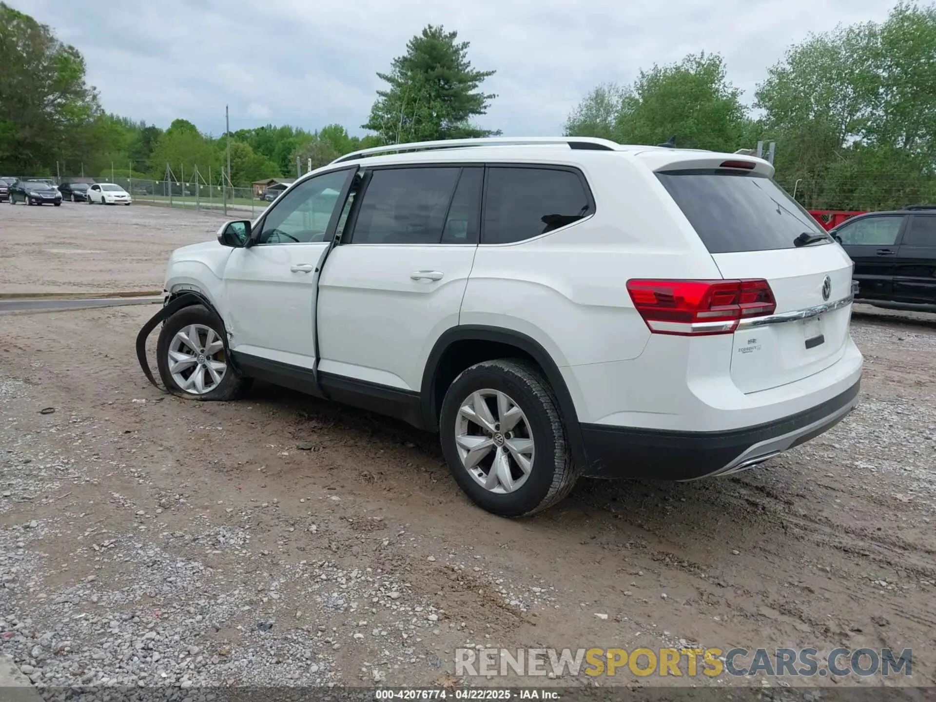 3 Photograph of a damaged car 1V2WR2CA2KC545696 VOLKSWAGEN ATLAS 2019