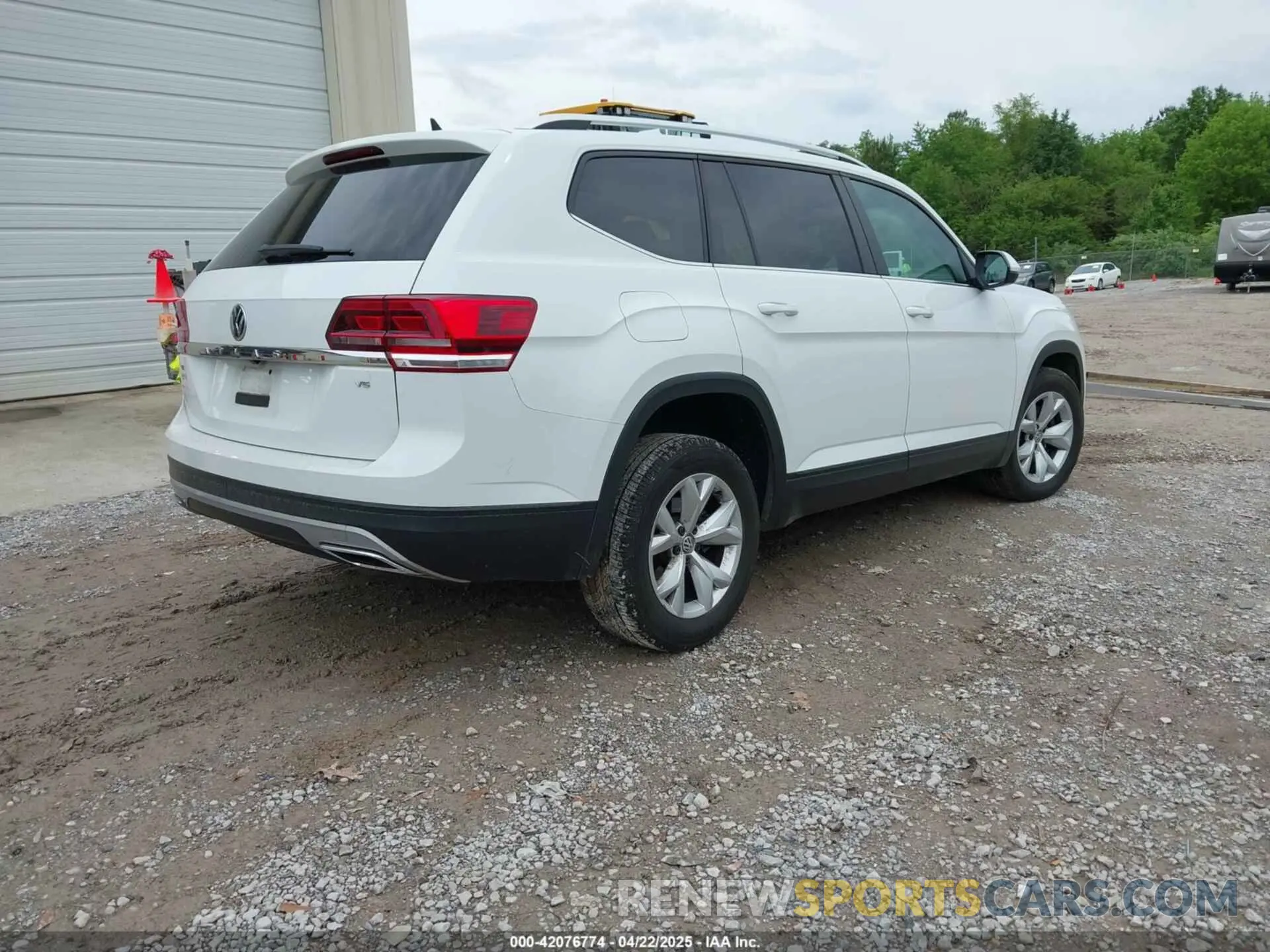 4 Photograph of a damaged car 1V2WR2CA2KC545696 VOLKSWAGEN ATLAS 2019