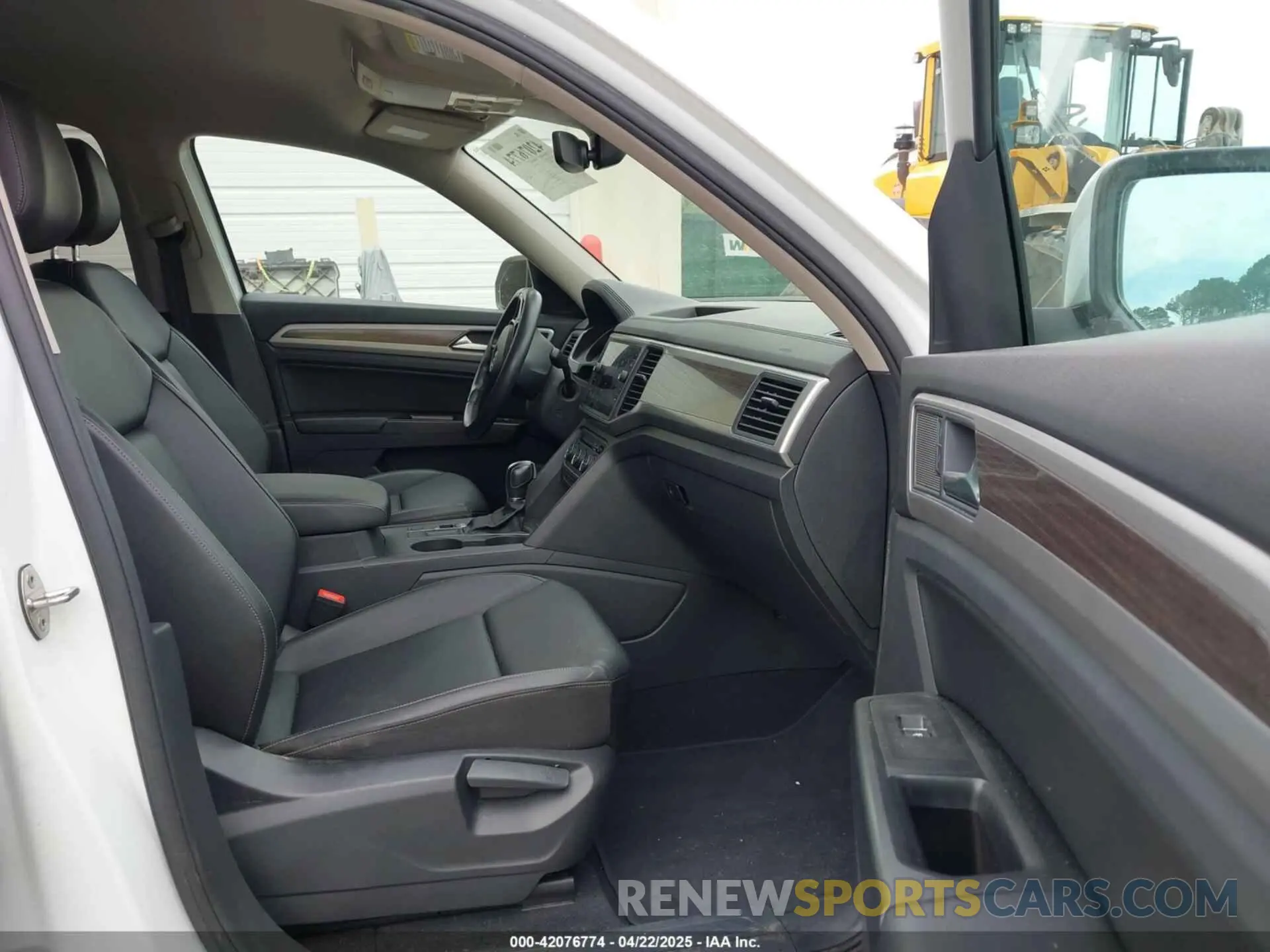 5 Photograph of a damaged car 1V2WR2CA2KC545696 VOLKSWAGEN ATLAS 2019
