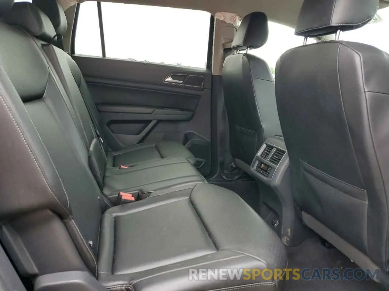 11 Photograph of a damaged car 1V2WR2CA2KC546430 VOLKSWAGEN ATLAS 2019