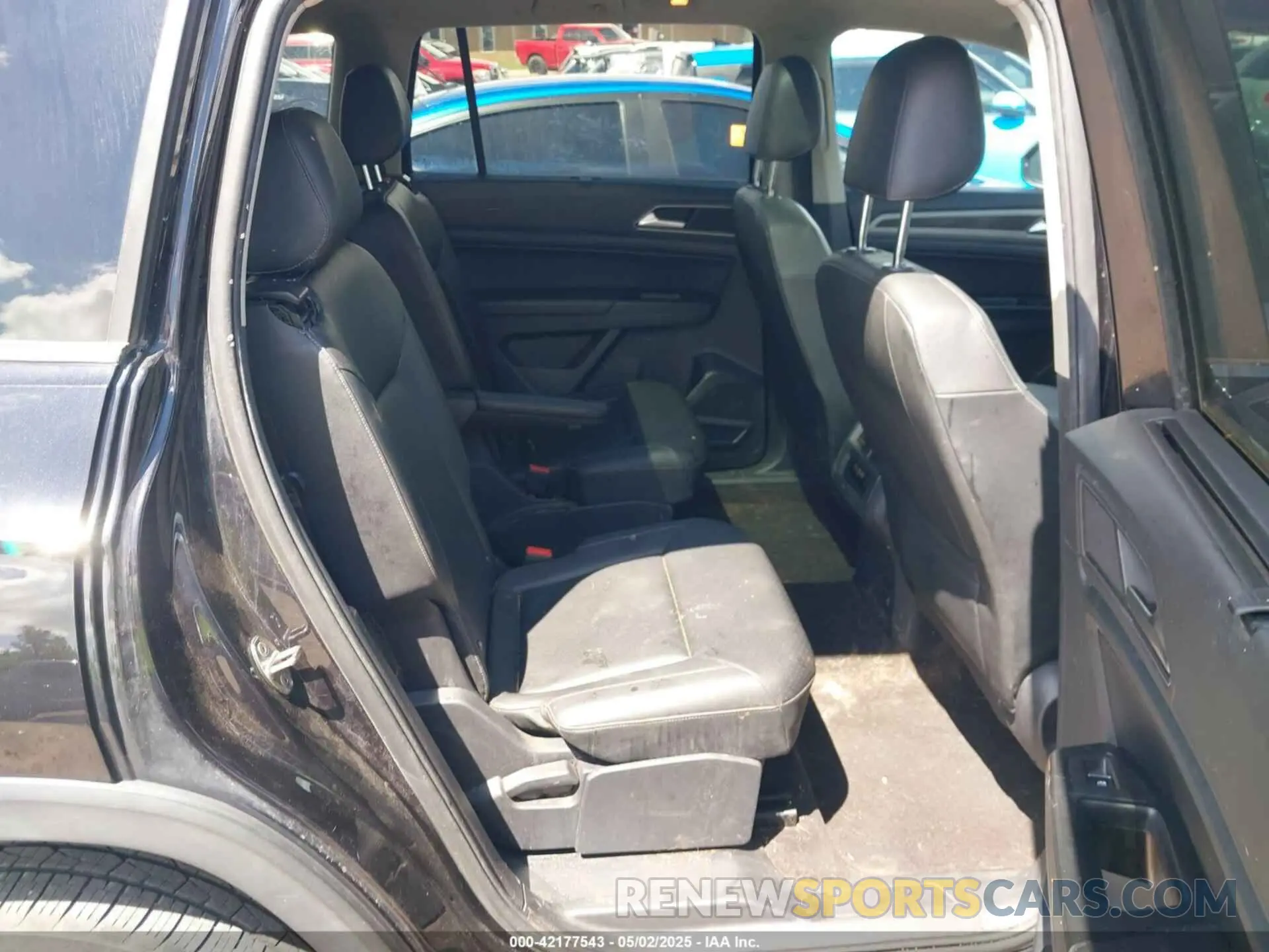 8 Photograph of a damaged car 1V2WR2CA2KC612202 VOLKSWAGEN ATLAS 2019