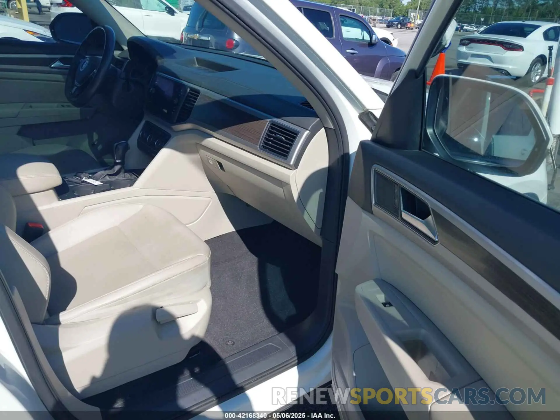 5 Photograph of a damaged car 1V2WR2CA3KC503490 VOLKSWAGEN ATLAS 2019