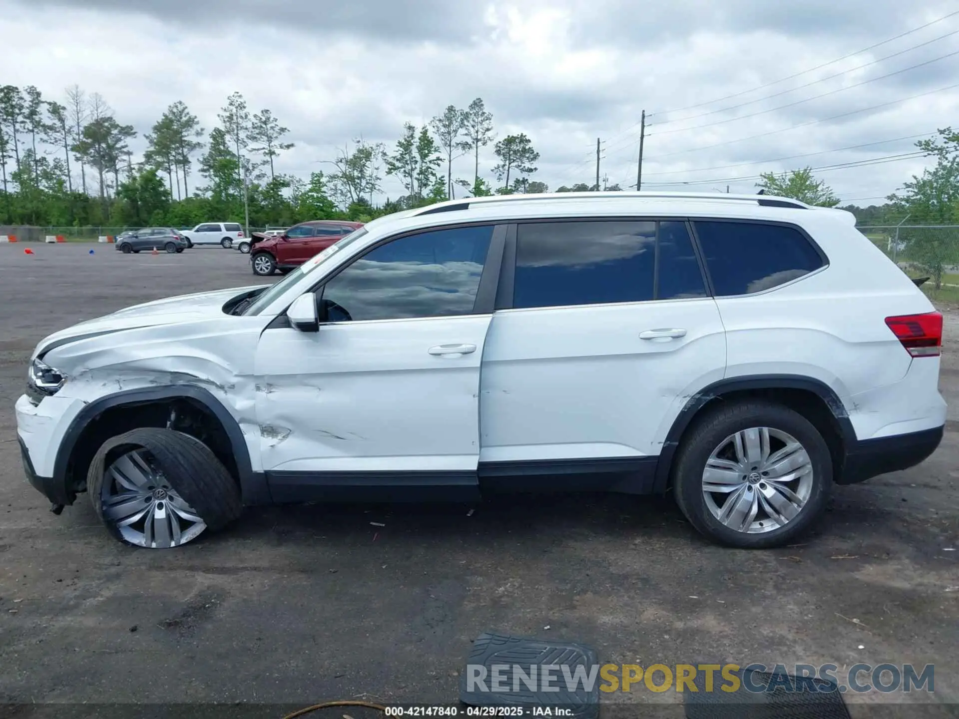 14 Photograph of a damaged car 1V2WR2CA4KC509962 VOLKSWAGEN ATLAS 2019