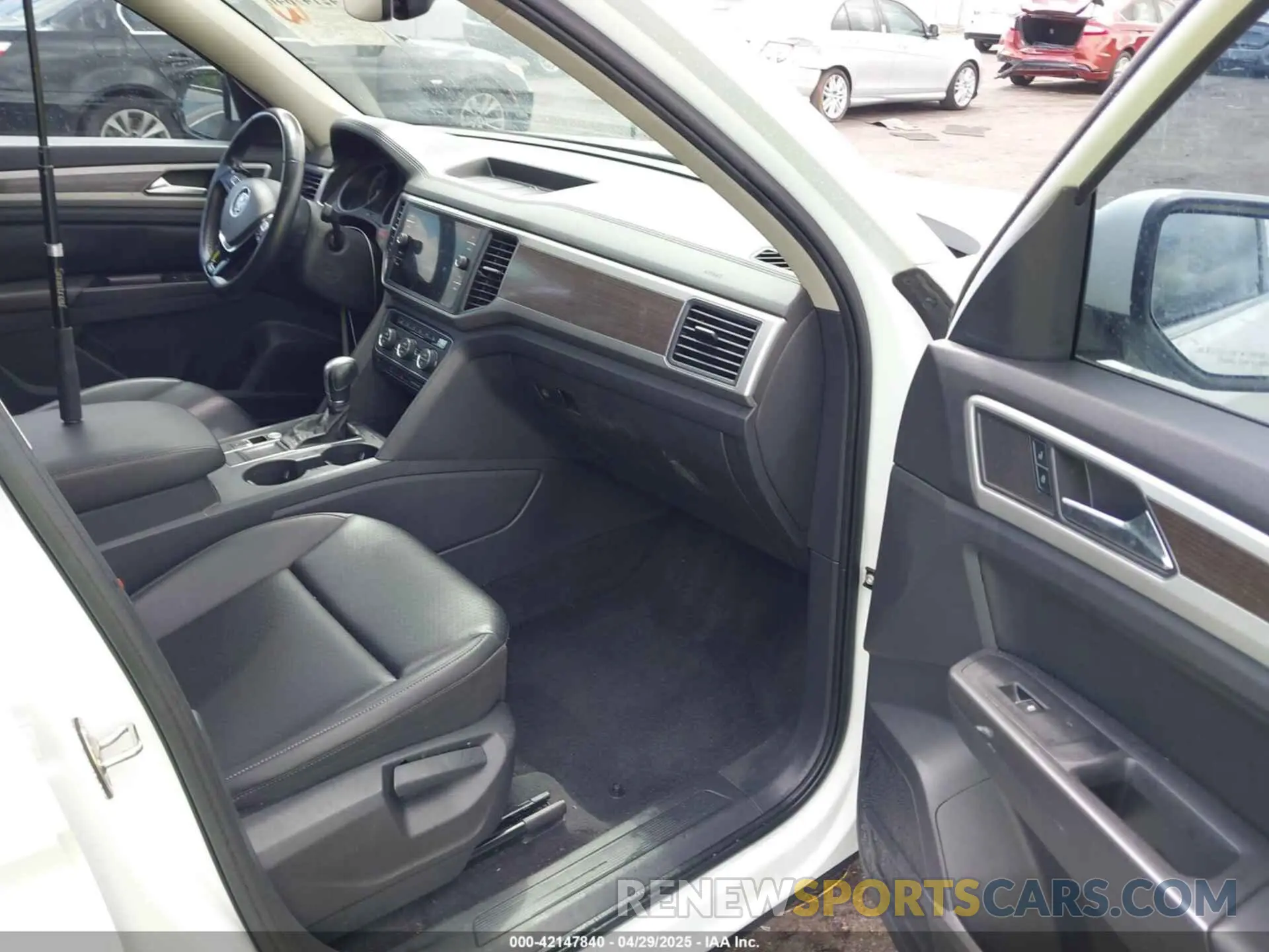5 Photograph of a damaged car 1V2WR2CA4KC509962 VOLKSWAGEN ATLAS 2019