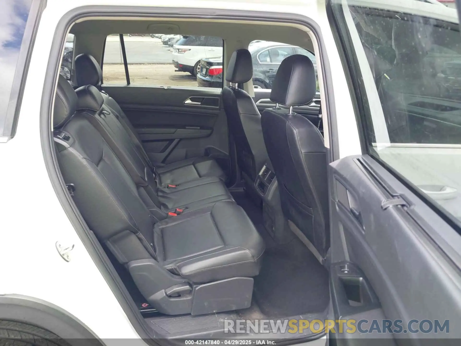 8 Photograph of a damaged car 1V2WR2CA4KC509962 VOLKSWAGEN ATLAS 2019