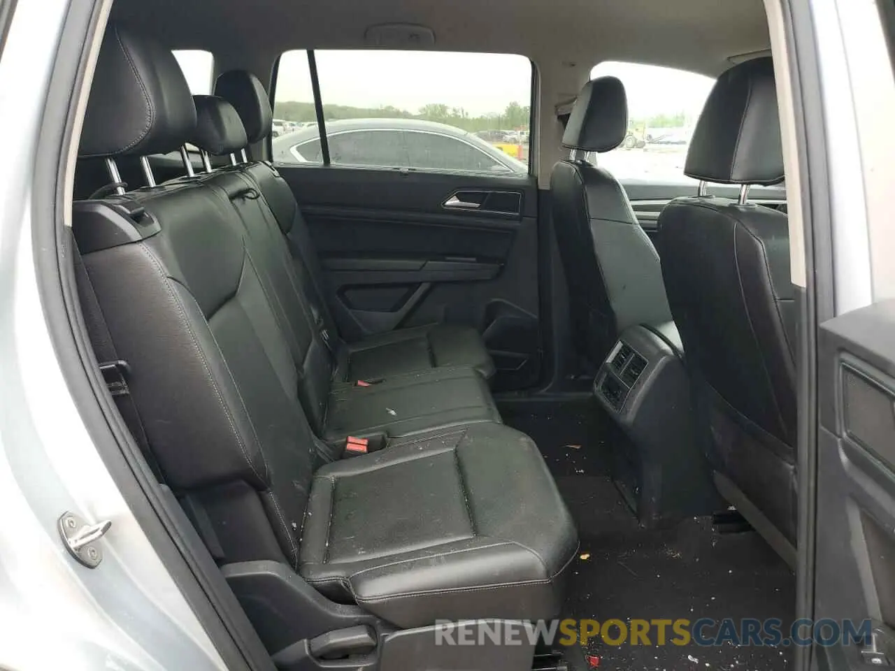 11 Photograph of a damaged car 1V2WR2CA4KC558367 VOLKSWAGEN ATLAS 2019