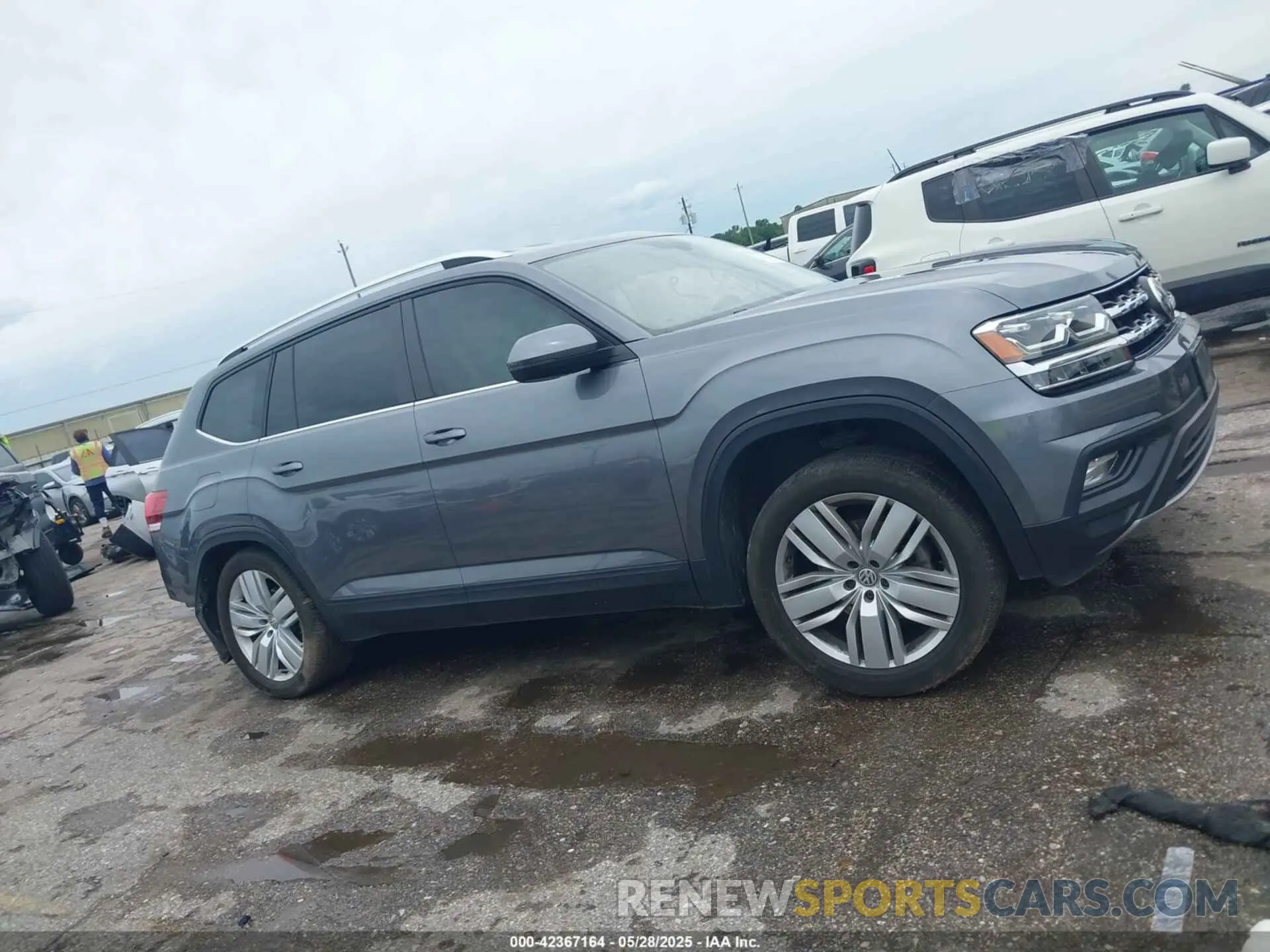 13 Photograph of a damaged car 1V2WR2CA5KC514748 VOLKSWAGEN ATLAS 2019