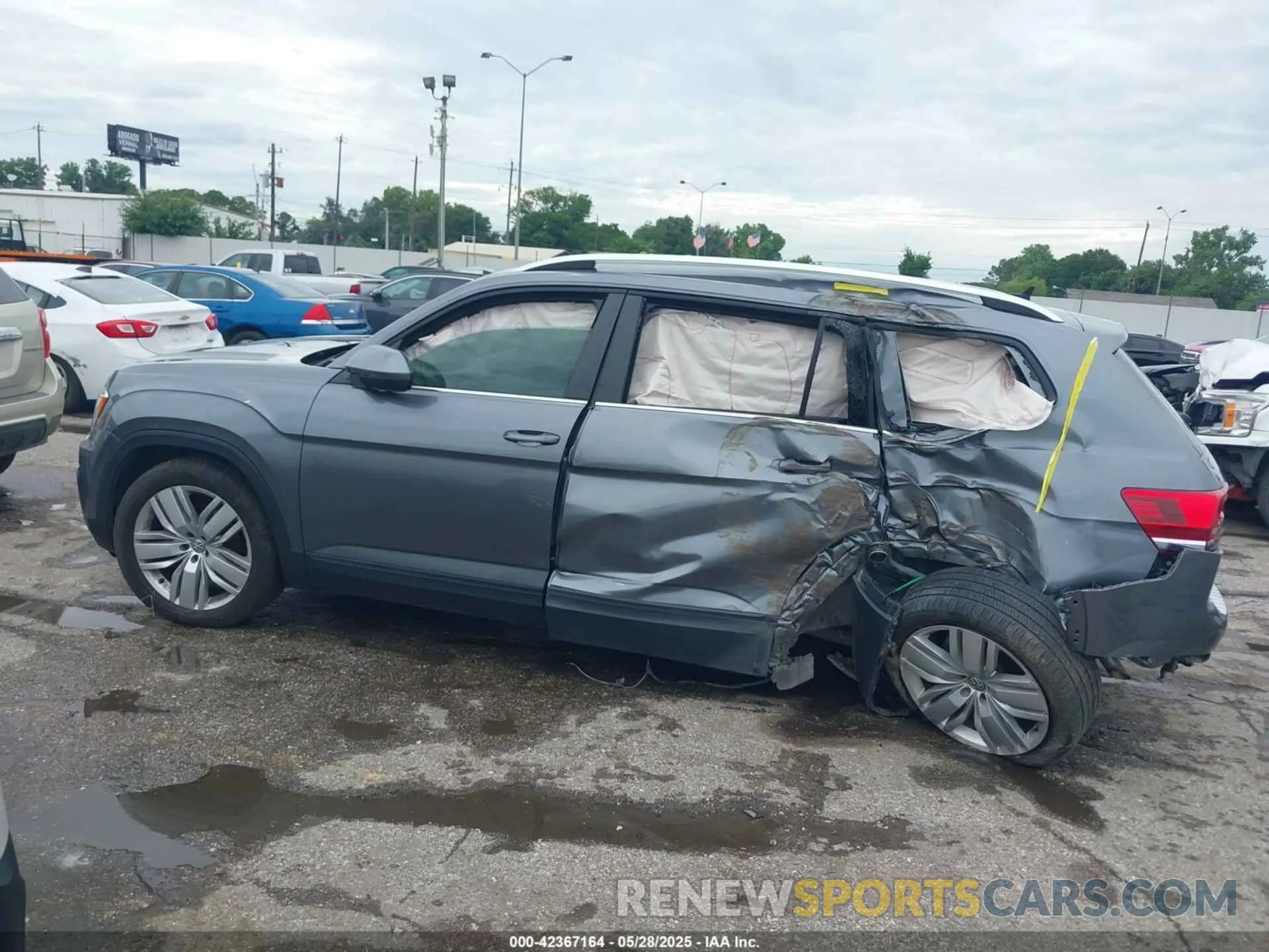 14 Photograph of a damaged car 1V2WR2CA5KC514748 VOLKSWAGEN ATLAS 2019