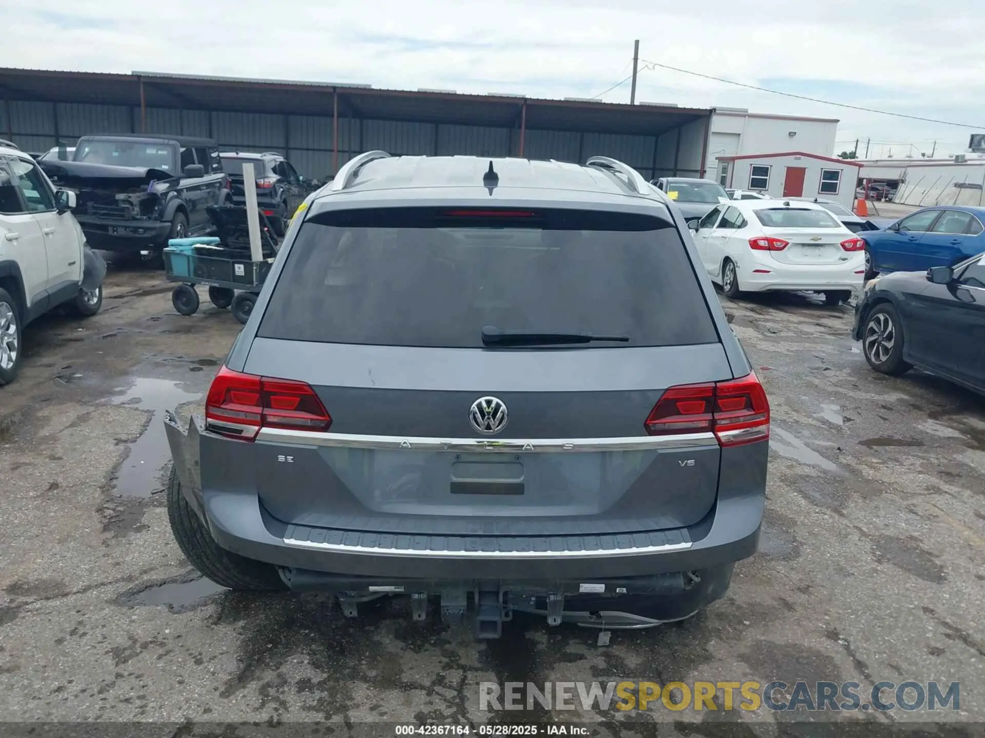 16 Photograph of a damaged car 1V2WR2CA5KC514748 VOLKSWAGEN ATLAS 2019