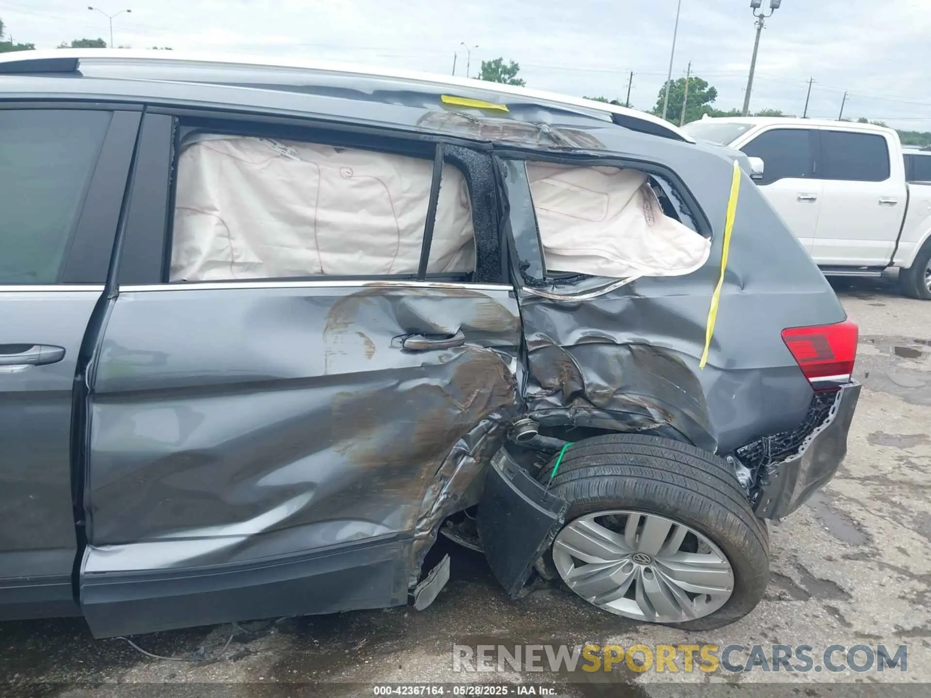 6 Photograph of a damaged car 1V2WR2CA5KC514748 VOLKSWAGEN ATLAS 2019