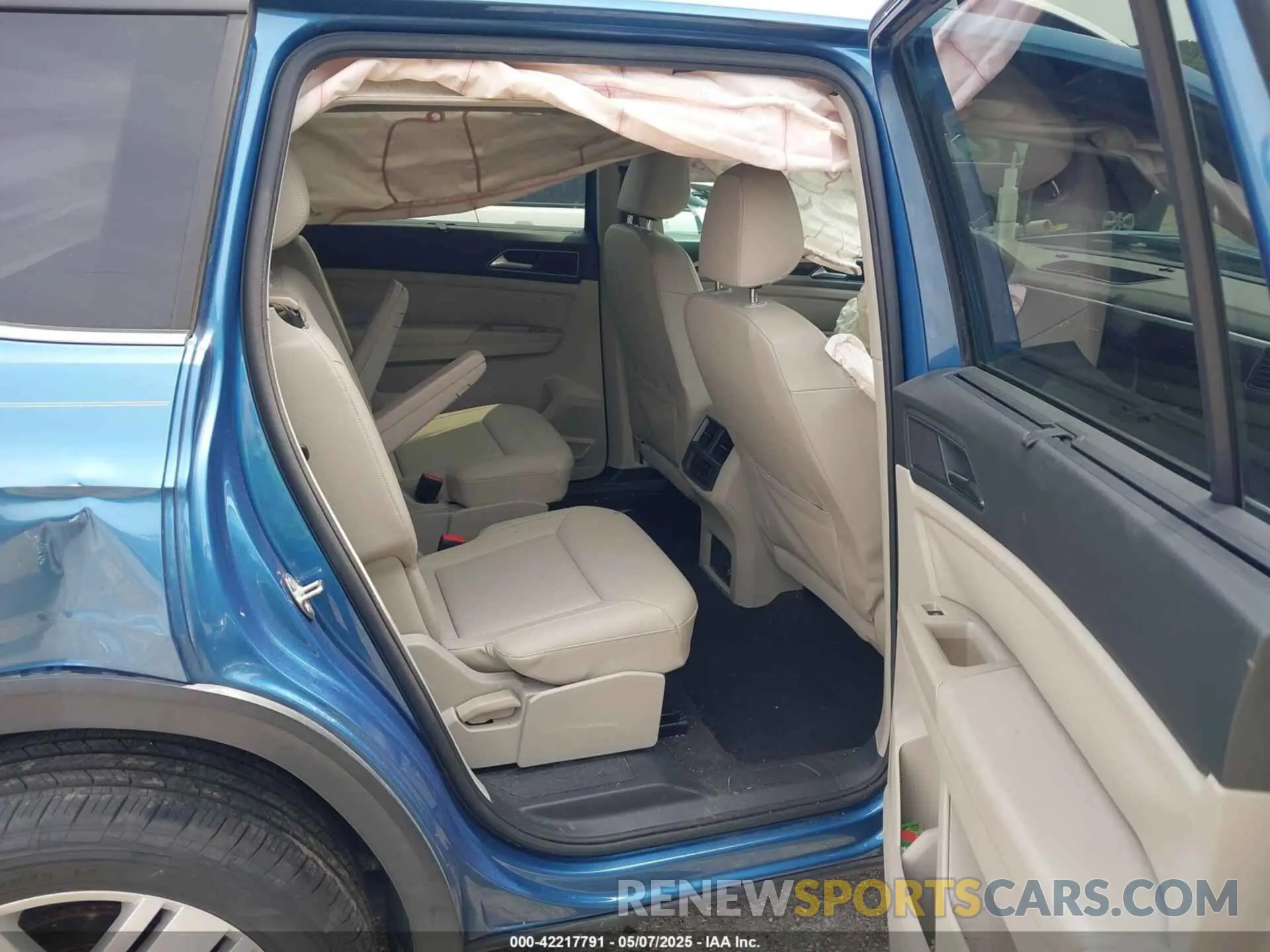 8 Photograph of a damaged car 1V2WR2CA5KC524650 VOLKSWAGEN ATLAS 2019