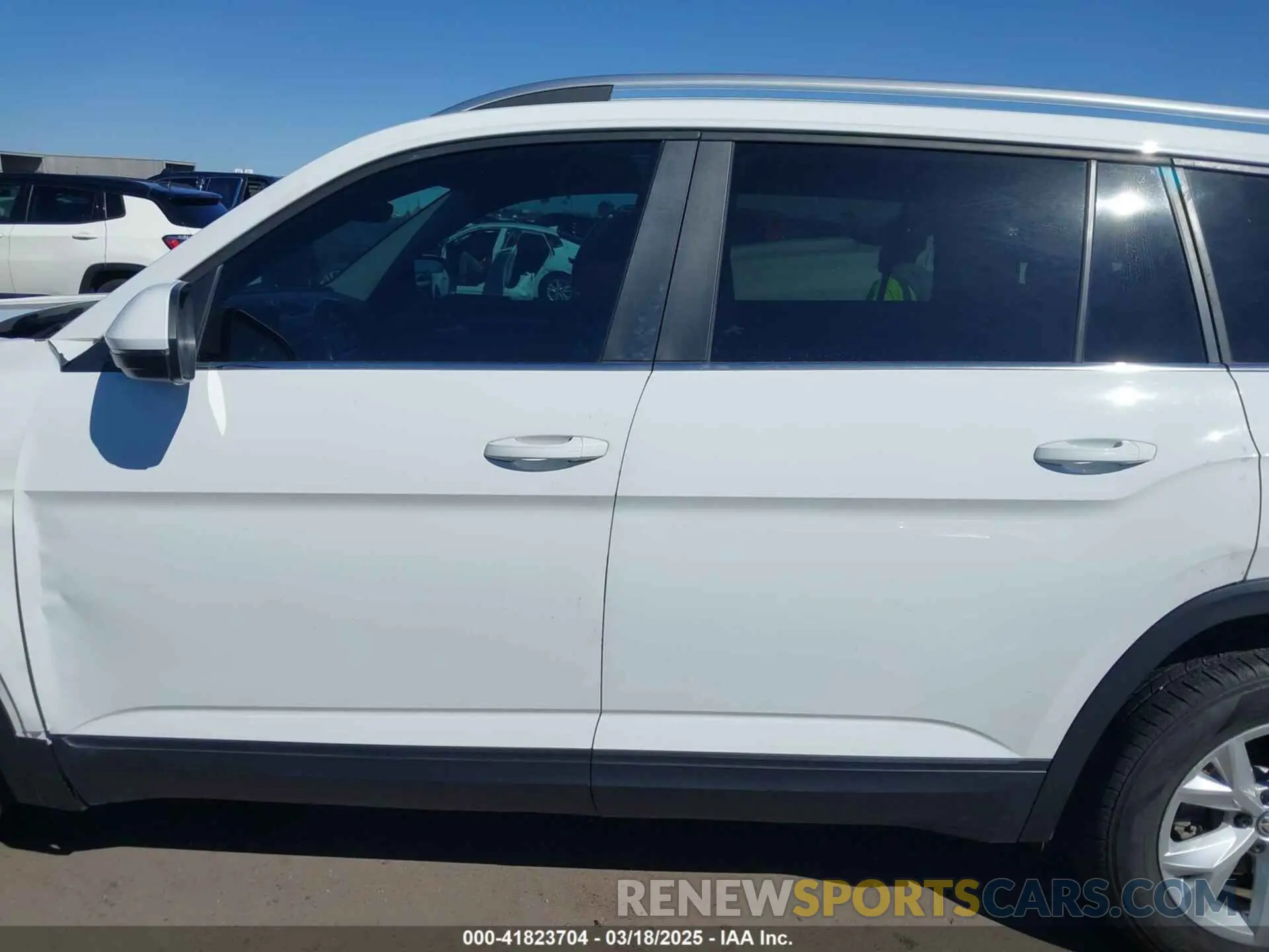 14 Photograph of a damaged car 1V2WR2CA6KC560718 VOLKSWAGEN ATLAS 2019